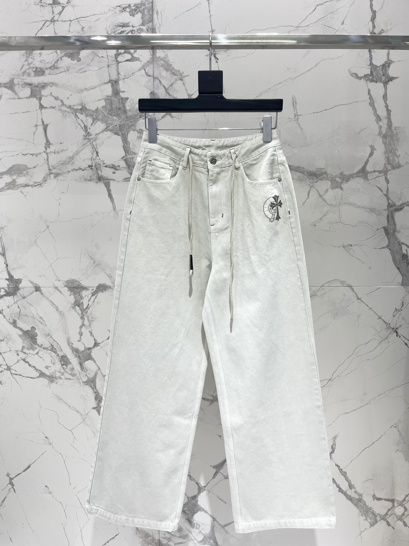 𝗖𝗛𝗥𝗢𝗠𝗘 𝗛𝗘𝗔𝗥𝗧* 克罗心夏季新款抽绳牛仔裤

👖这款牛仔裤的设计真的太赞了！抽绳的设计，不仅方