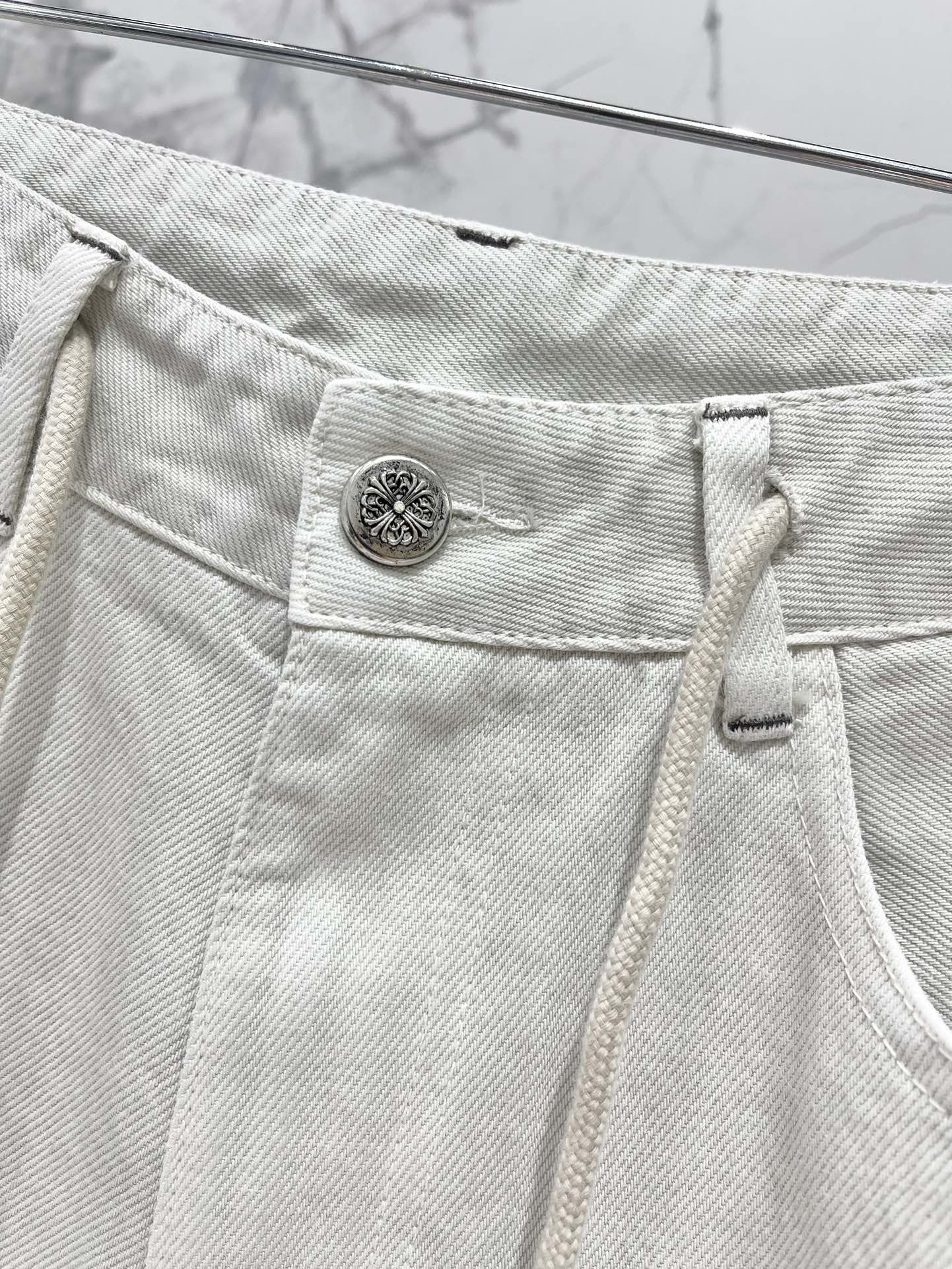 𝗖𝗛𝗥𝗢𝗠𝗘 𝗛𝗘𝗔𝗥𝗧* 克罗心夏季新款抽绳牛仔裤

👖这款牛仔裤的设计真的太赞了！抽绳的设计，不仅方