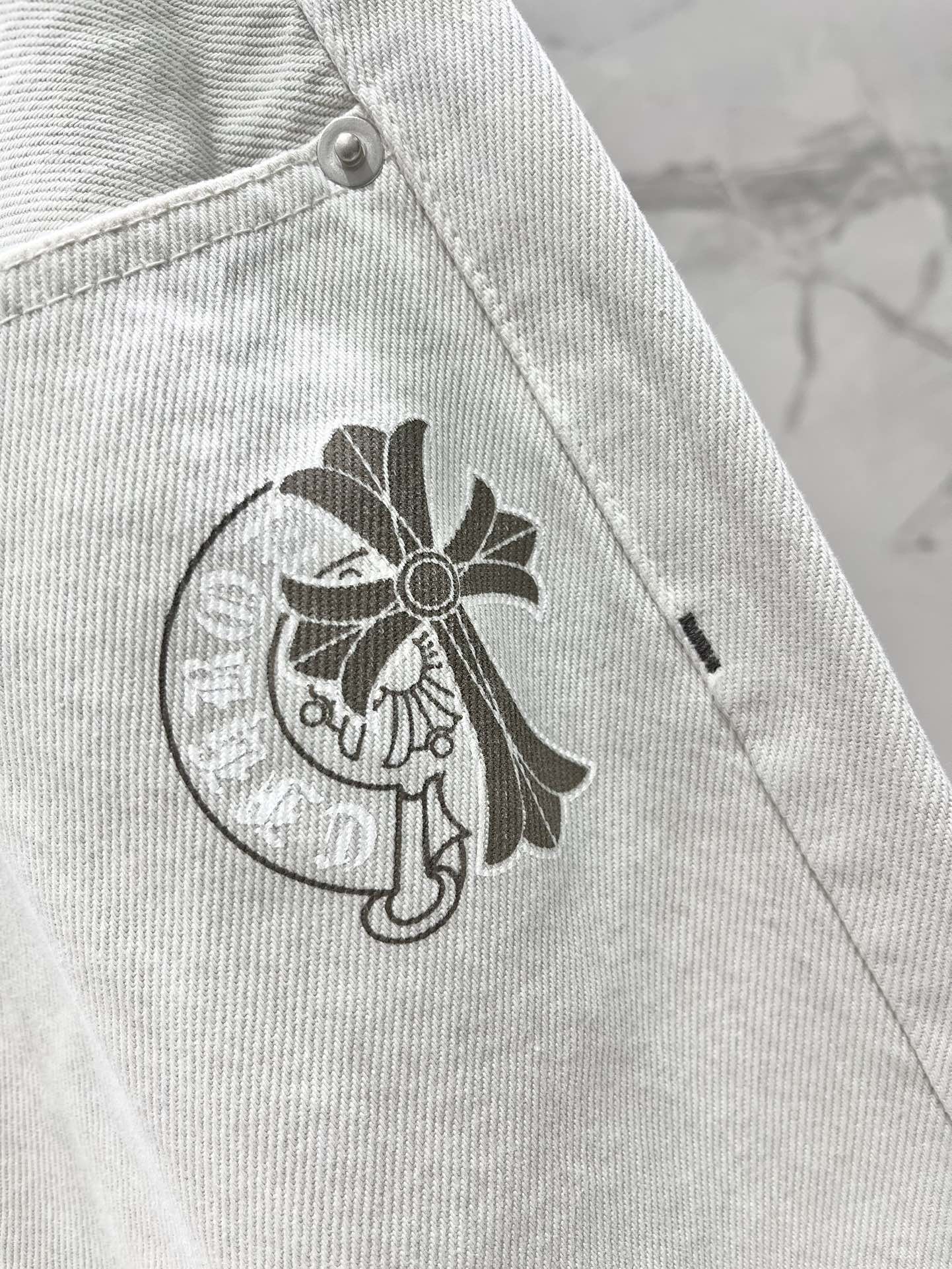 𝗖𝗛𝗥𝗢𝗠𝗘 𝗛𝗘𝗔𝗥𝗧* 克罗心夏季新款抽绳牛仔裤

👖这款牛仔裤的设计真的太赞了！抽绳的设计，不仅方