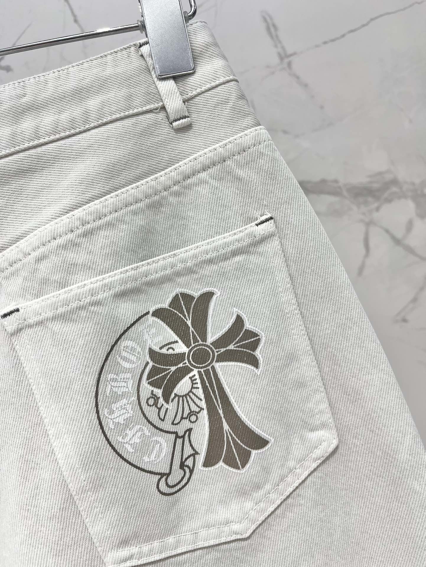 𝗖𝗛𝗥𝗢𝗠𝗘 𝗛𝗘𝗔𝗥𝗧* 克罗心夏季新款抽绳牛仔裤

👖这款牛仔裤的设计真的太赞了！抽绳的设计，不仅方