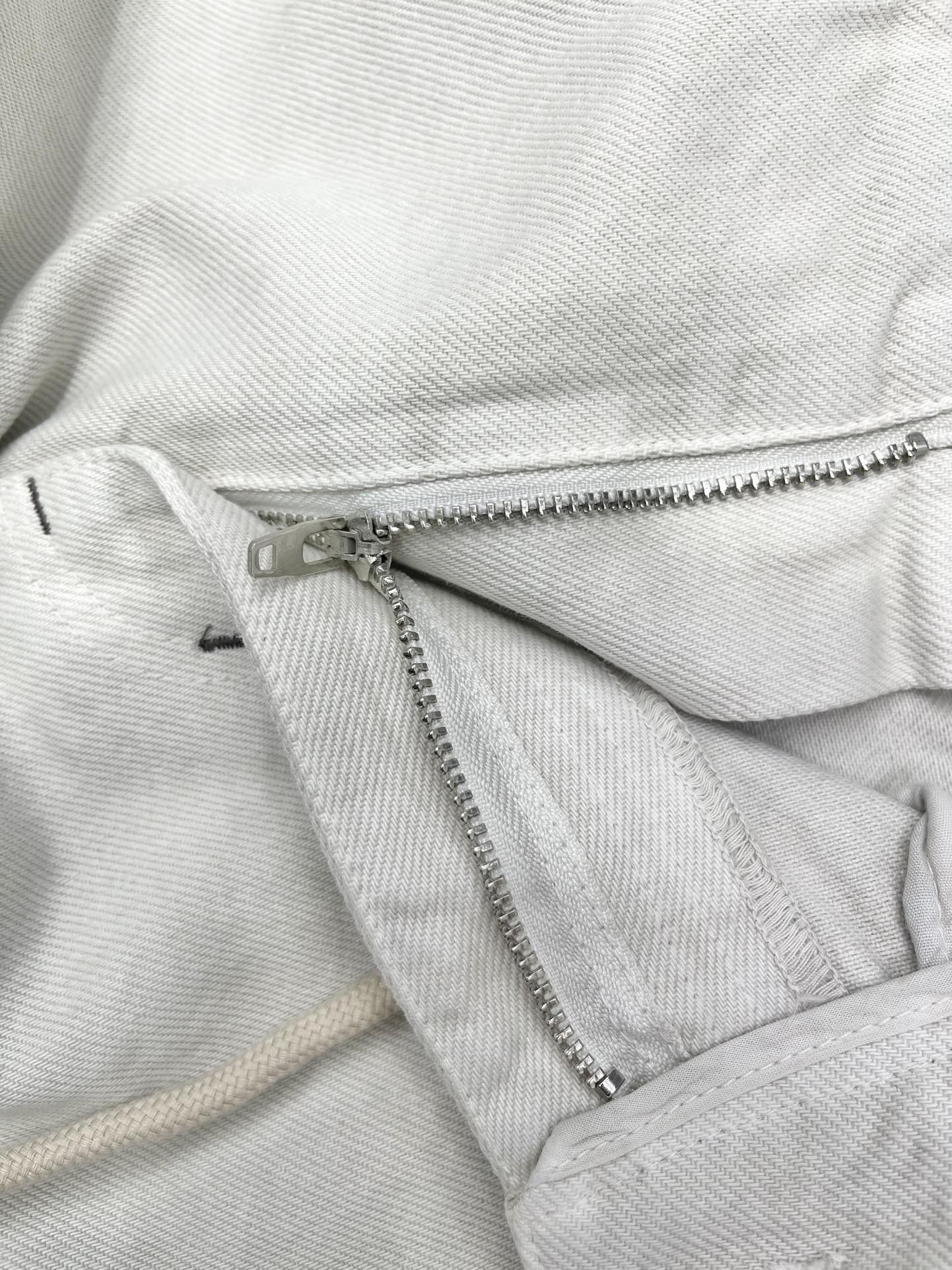 𝗖𝗛𝗥𝗢𝗠𝗘 𝗛𝗘𝗔𝗥𝗧* 克罗心夏季新款抽绳牛仔裤

👖这款牛仔裤的设计真的太赞了！抽绳的设计，不仅方