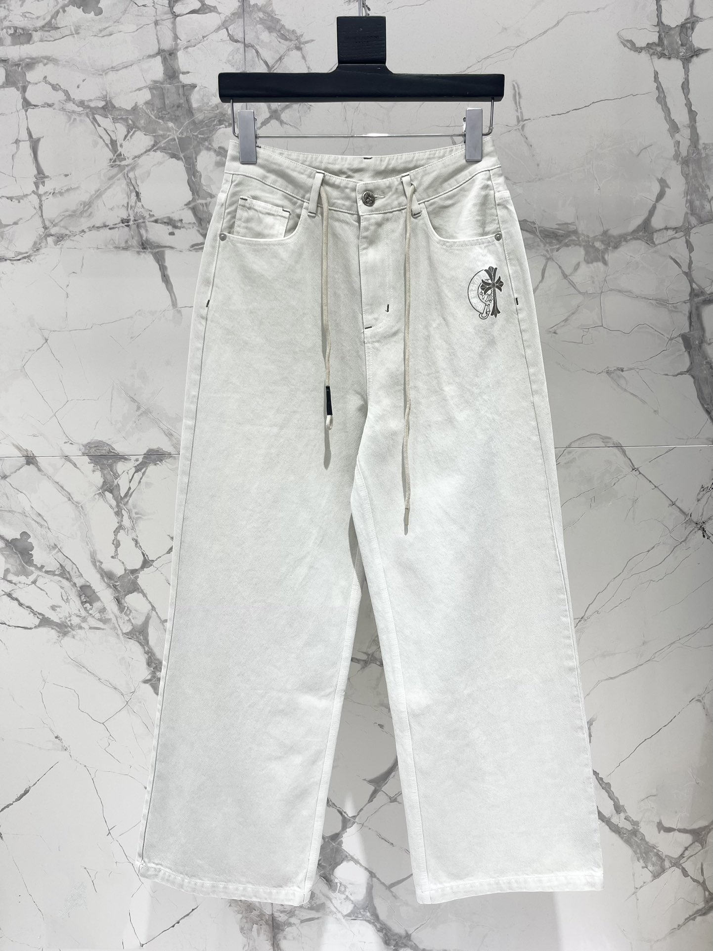 𝗖𝗛𝗥𝗢𝗠𝗘 𝗛𝗘𝗔𝗥𝗧* 克罗心夏季新款抽绳牛仔裤

👖这款牛仔裤的设计真的太赞了！抽绳的设计，不仅方