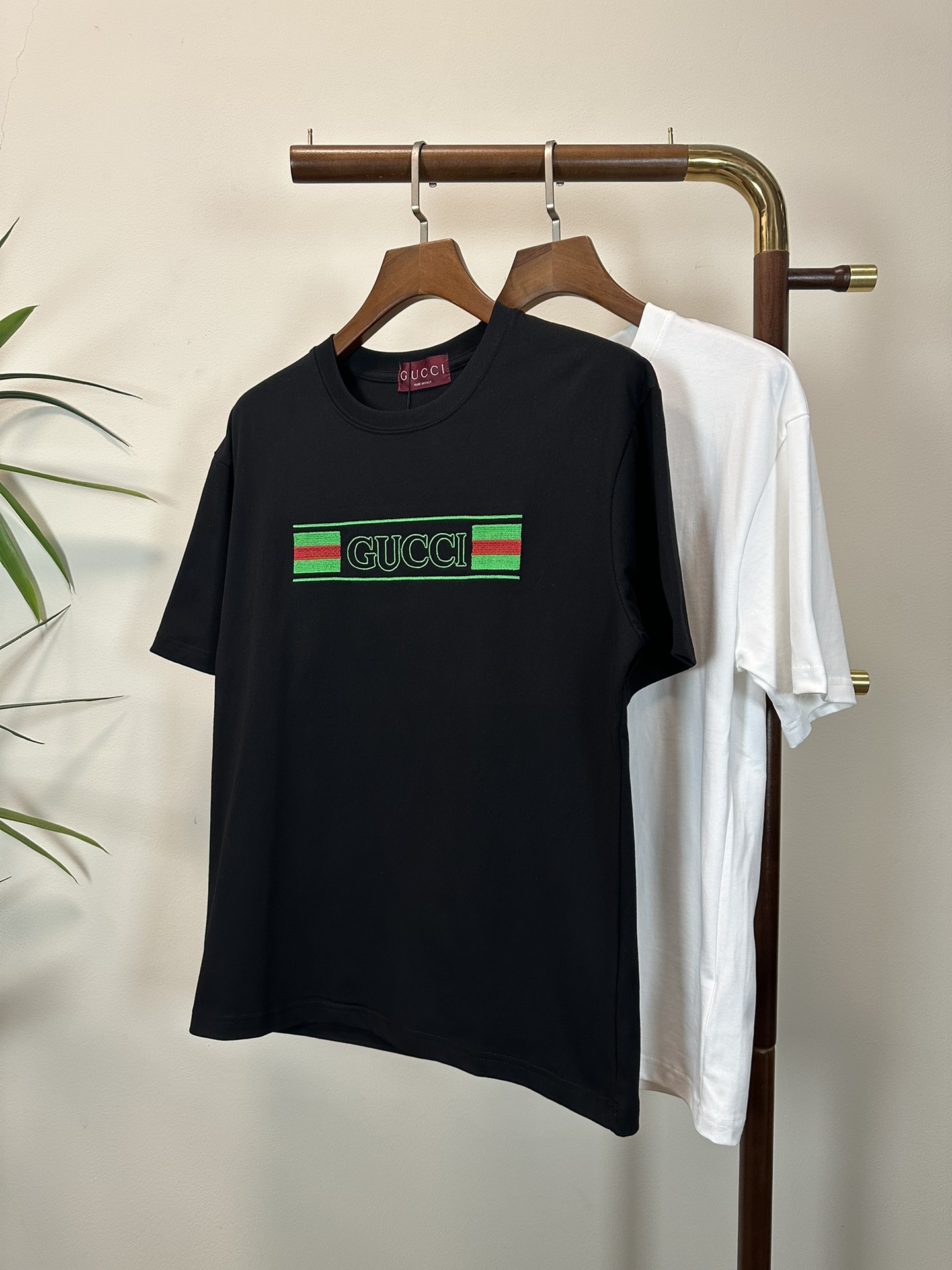 NO:471503,GU Gucci 2025 new round neck short-sleeved T-shirt high-end version!  Customized fabrics for counters are breathable and comfortable, with impeccable details, and the brand element design concept reflects high quality. The feel is delicate and soft!  It is casually cut, with a great upper body style!  Code number M-3XL, gucci, T-shirt,tees, t-shirt,alexander wang19860909GU 古驰 2025新款 圆领 短袖 T恤 高端版本！专柜定制面料 透气舒适度高,细节无可挑剔,品牌元素设计理念,体现高品质.手感细腻柔软！呈现休闲裁剪,上身版型超赞！ 码数M-3XL,,gucci,T-shirt,tees，t-shirt,alexander wang,Men's clothing