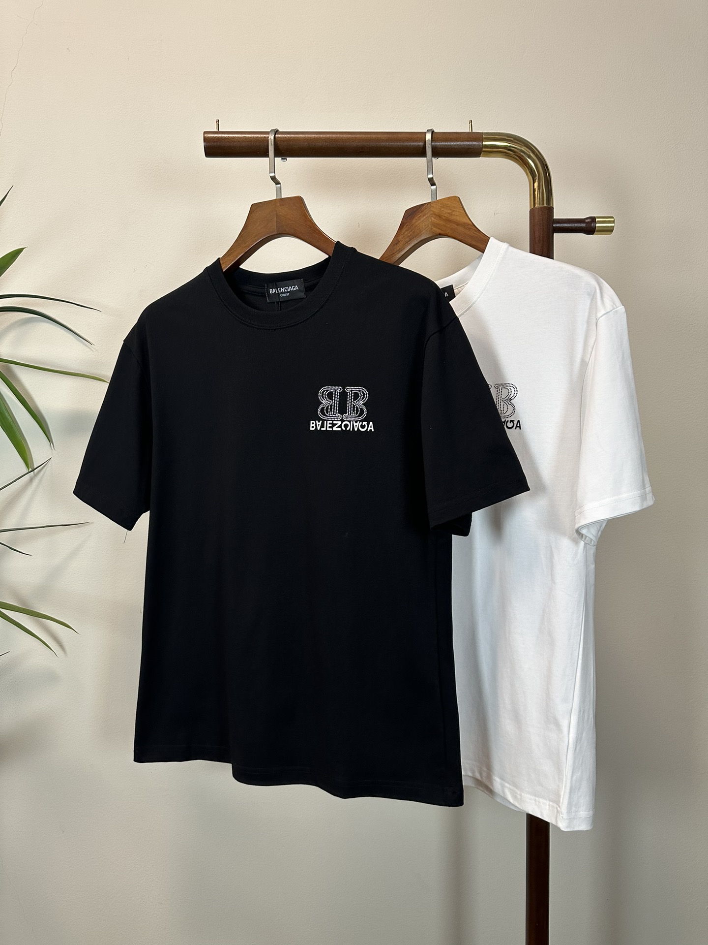 NO:471499,Balenciaga 2025 new round neck short-sleeved T-shirt high-end version!  Customized fabrics for counters are breathable and comfortable, with impeccable details, and the brand element design concept reflects high quality. The feel is delicate and soft!  It is casually cut, with a great upper body style!  Code number M-3XL, balenciaga, T-shirt,tees, t-shirt,alexander wang19860909巴黎世家 2025新款 圆领 短袖 T恤 高端版本！专柜定制面料 透气舒适度高,细节无可挑剔,品牌元素设计理念,体现高品质.手感细腻柔软！呈现休闲裁剪,上身版型超赞！ 码数M-3XL,,balenciaga,T-shirt,tees，t-shirt,alexander wang,Men's clothing