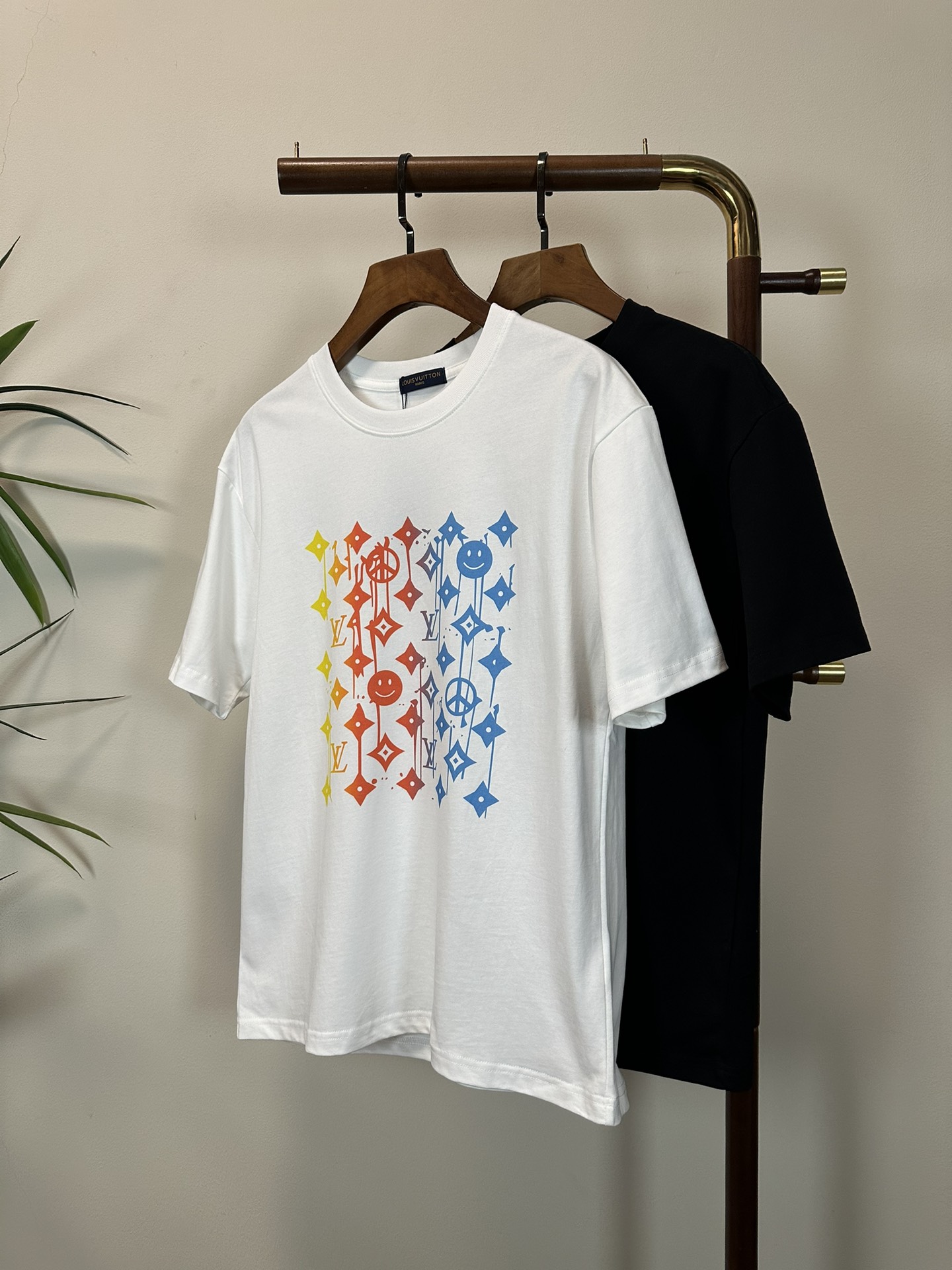 NO:471495,LV Louis Vuitton 2025 new round neck short-sleeved T-shirt high-end version!  Customized fabrics for counters are breathable and comfortable, with impeccable details, and the brand element design concept reflects high quality. The feel is delicate and soft!  It is casually cut, with a great upper body style!  Code number M-3XL, louis vuitton,louis vuitton,t-shirt,tees,t-shirt,alexander wang19860909LV 路易威登 2025新款 圆领 短袖 T恤 高端版本！专柜定制面料 透气舒适度高,细节无可挑剔,品牌元素设计理念,体现高品质.手感细腻柔软！呈现休闲裁剪,上身版型超赞！ 码数M-3XL,,louis vuitton,louis vuitton,T-shirt,tees，t-shirt,alexander wang,Men's clothing