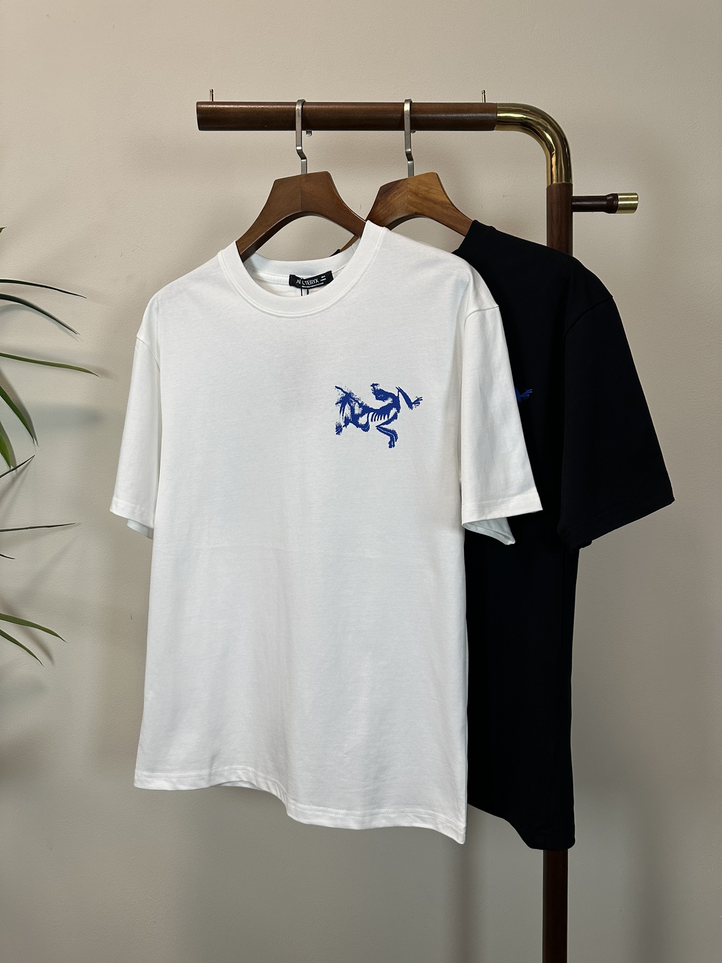 NO:471490,ARC Archaeopteryx 2025 new round neck short-sleeved T-shirt high-end version!  Customized fabrics for counters are breathable and comfortable, with impeccable details, and the brand element design concept reflects high quality. The feel is delicate and soft!  It is casually cut, with a great upper body style!  Code number M-3XL, arc'teryx, T-shirt,tees, t-shirt,alexander wang19860909ARC 始祖鸟 2025新款 圆领 短袖 T恤 高端版本！专柜定制面料 透气舒适度高,细节无可挑剔,品牌元素设计理念,体现高品质.手感细腻柔软！呈现休闲裁剪,上身版型超赞！ 码数M-3XL,arc'teryx,T-shirt,tees，t-shirt,alexander wang,Men's clothing