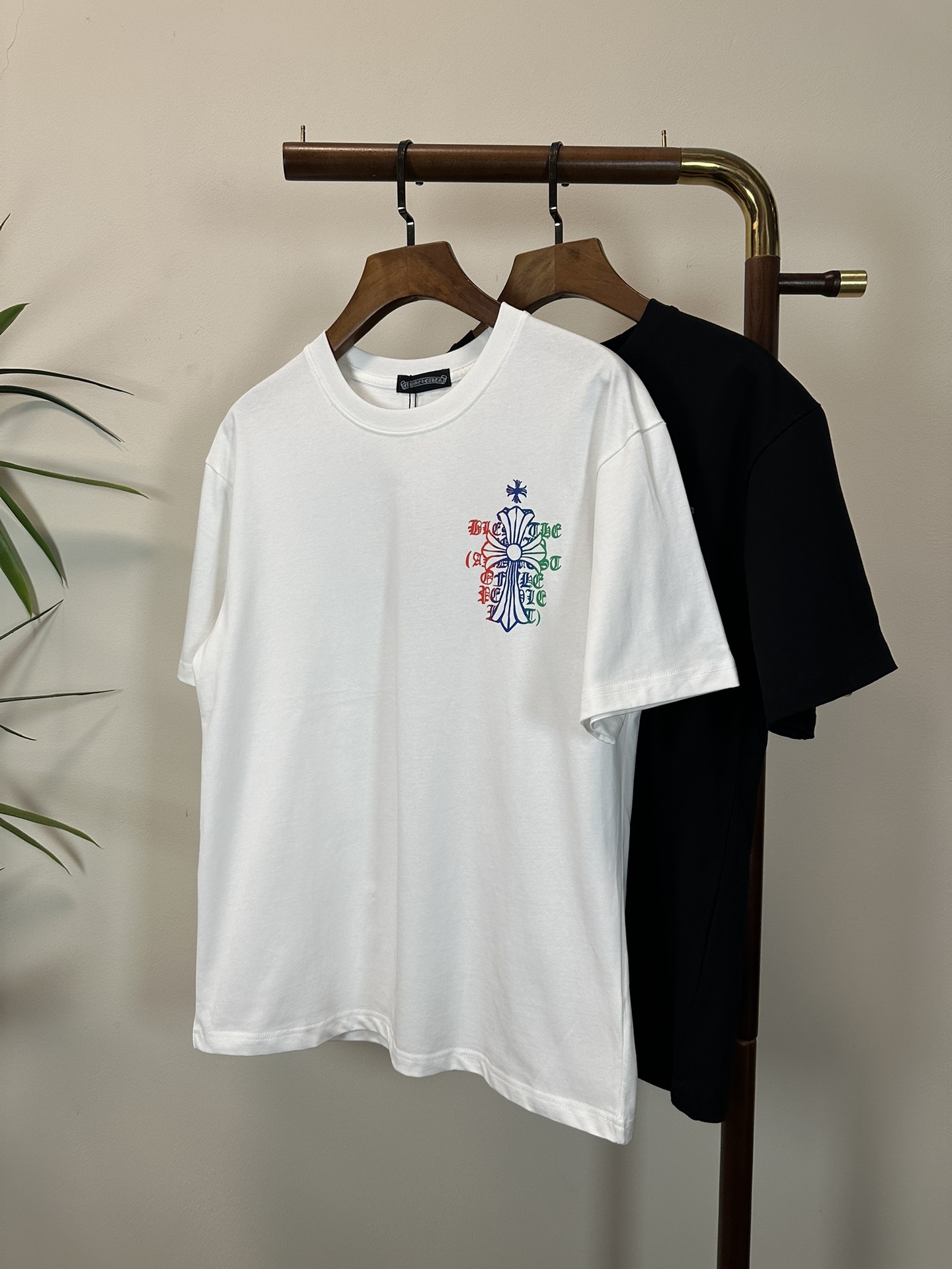 NO:471484,CH Croxin 2025 new round neck short-sleeved T-shirt high-end version!  Customized fabrics for counters are breathable and comfortable, with impeccable details, and the brand element design concept reflects high quality. The feel is delicate and soft!  It is casually cut, with a great upper body style!  Code number M-3XL, chrome hearts, T-shirt,tees, t-shirt,alexander wang19860909CH 克罗心 2025新款 圆领 短袖 T恤 高端版本！专柜定制面料 透气舒适度高,细节无可挑剔,品牌元素设计理念,体现高品质.手感细腻柔软！呈现休闲裁剪,上身版型超赞！ 码数M-3XL,,chrome hearts,T-shirt,tees，t-shirt,alexander wang,Men's clothing