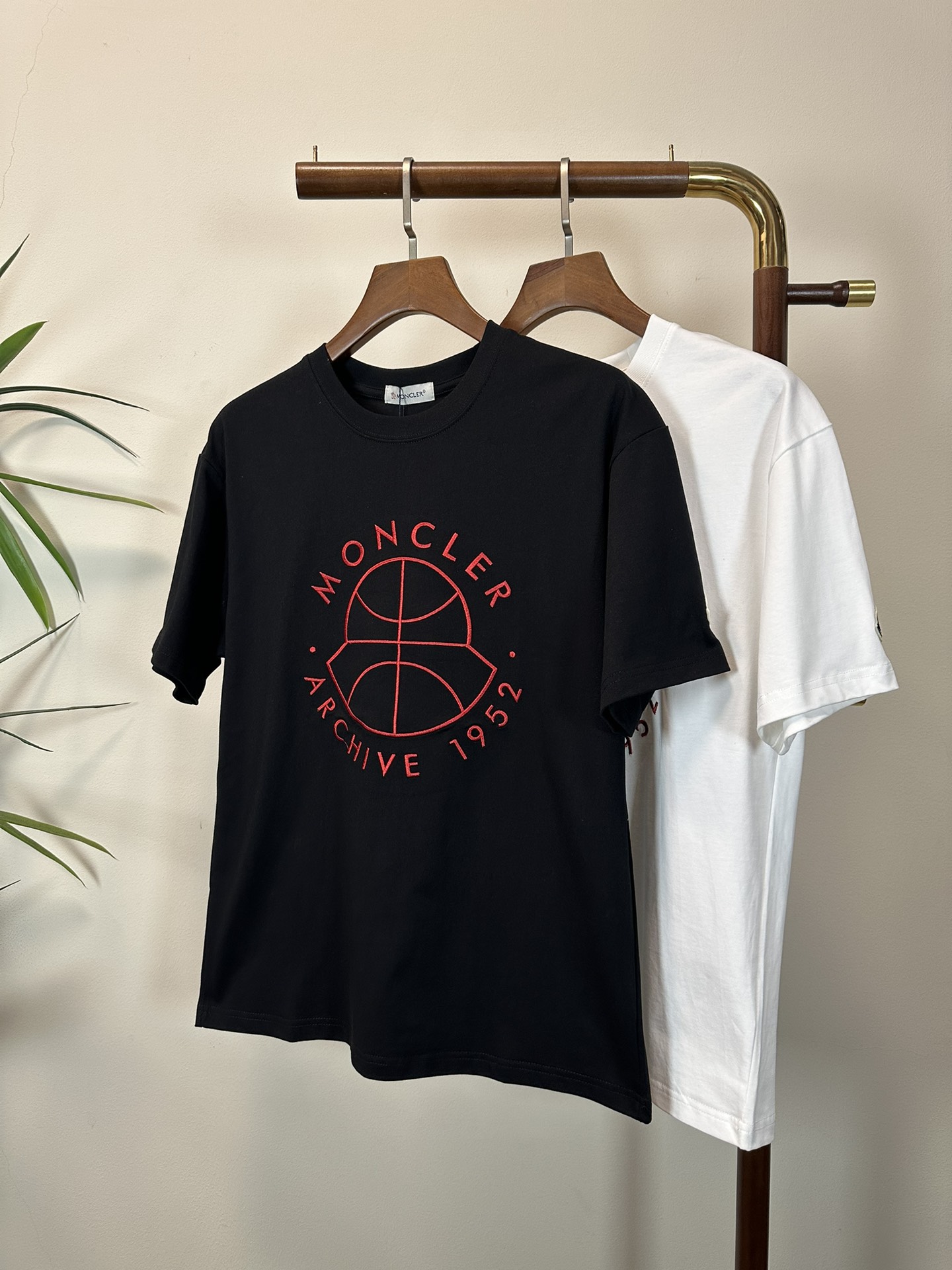 NO:471486,The new 2025 round neck short-sleeved T-shirt high-end version!  Customized fabrics for counters are breathable and comfortable, with impeccable details, and the brand element design concept reflects high quality. The feel is delicate and soft!  It is casually cut, with a great upper body style!  Code number M-3XL, Moncler, T-shirt,tees, t-shirt,alexander wang19860909蒙口 2025新款 圆领 短袖 T恤 高端版本！专柜定制面料 透气舒适度高,细节无可挑剔,品牌元素设计理念,体现高品质.手感细腻柔软！呈现休闲裁剪,上身版型超赞！ 码数M-3XL,,Moncler,T-shirt,tees，t-shirt,alexander wang,Men's clothing