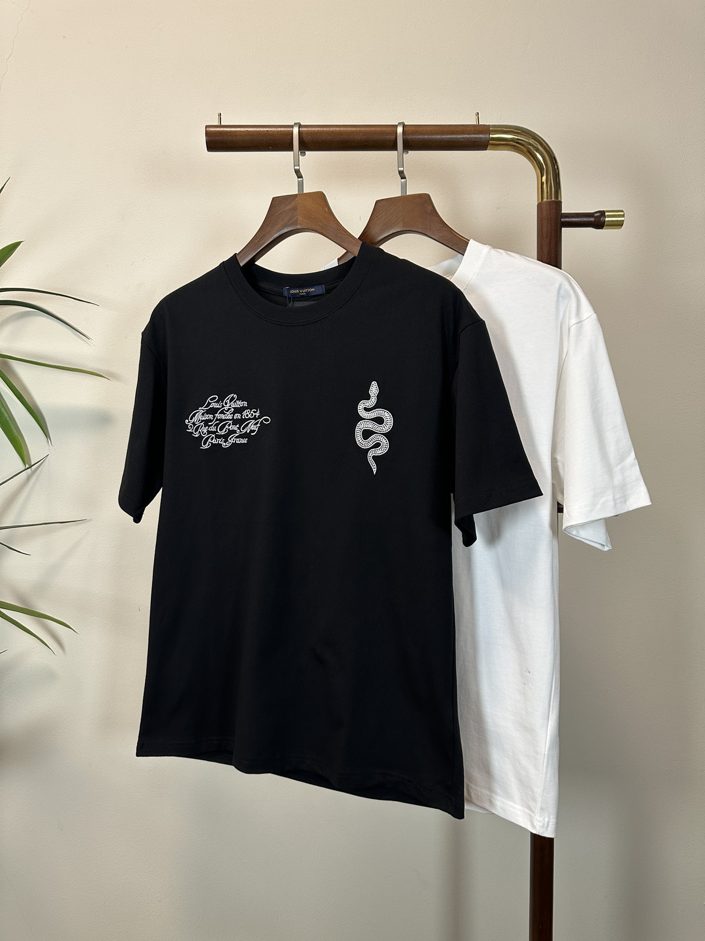 NO:471481,LV Louis Vuitton 2025 new round neck short-sleeved T-shirt high-end version!  Customized fabrics for counters are breathable and comfortable, with impeccable details, and the brand element design concept reflects high quality. The feel is delicate and soft!  It is casually cut, with a great upper body style!  Code number M-3XL, louis vuitton,louis vuitton,t-shirt,tees,t-shirt,alexander wang19860909LV 路易威登 2025新款 圆领 短袖 T恤 高端版本！专柜定制面料 透气舒适度高,细节无可挑剔,品牌元素设计理念,体现高品质.手感细腻柔软！呈现休闲裁剪,上身版型超赞！ 码数M-3XL,,louis vuitton,louis vuitton,T-shirt,tees，t-shirt,alexander wang,Men's clothing