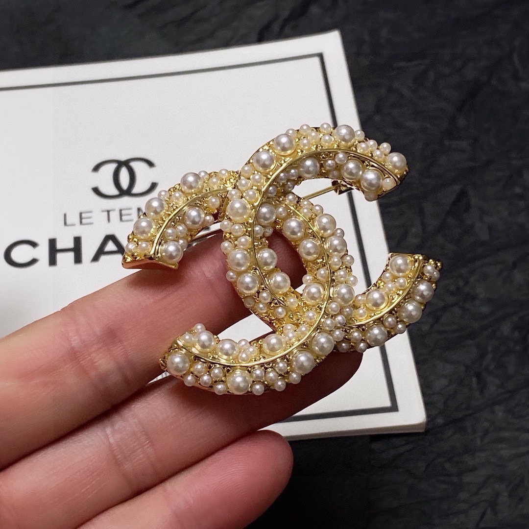 ❤️85包邮/原单代购级别
CHANEL🇫🇷小香 专柜新款同步上新香奈儿胸针,是最懂女人的饰物。那些倾注了全部心血去做自己的女人,往往更珍惜胸针的意义。香奈儿女士把胸针别在帽子上,并告诉那些模仿她的时髦女士们:[胸针可是非常实用,它可以别在西装领上、口袋上、帽子上、腰带上或者是晚礼服上👗👗👗