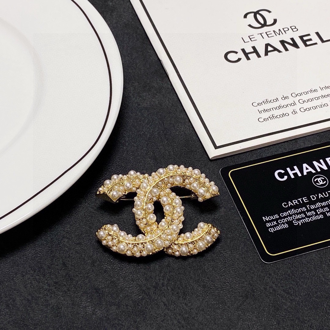 ❤️85包邮/原单代购级别
CHANEL🇫🇷小香 专柜新款同步上新香奈儿胸针,是最懂女人的饰物。那些倾注了全部心血去做自己的女人,往往更珍惜胸针的意义。香奈儿女士把胸针别在帽子上,并告诉那些模仿她的时髦女士们:[胸针可是非常实用,它可以别在西装领上、口袋上、帽子上、腰带上或者是晚礼服上👗👗👗