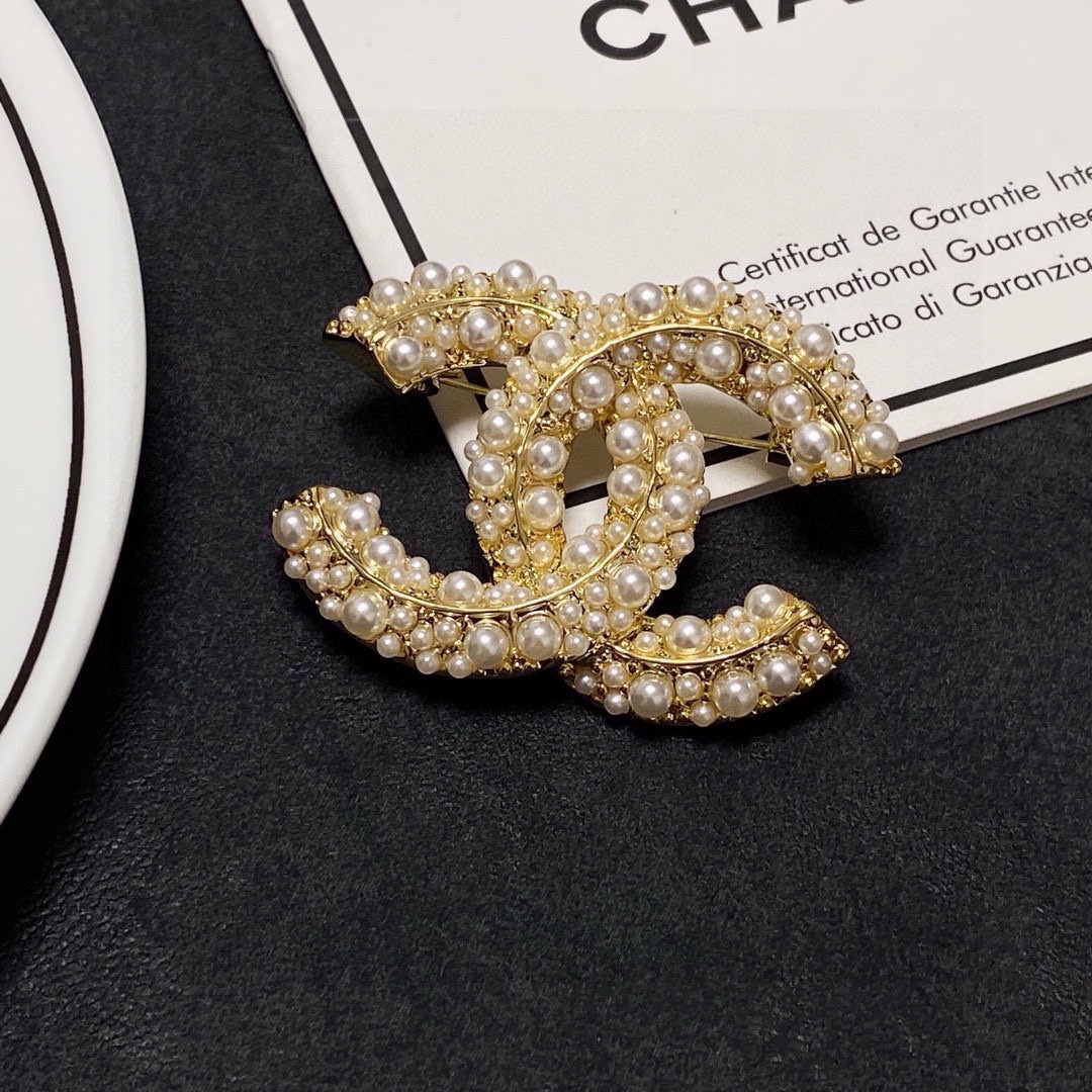 ❤️85包邮/原单代购级别
CHANEL🇫🇷小香 专柜新款同步上新香奈儿胸针,是最懂女人的饰物。那些倾注了全部心血去做自己的女人,往往更珍惜胸针的意义。香奈儿女士把胸针别在帽子上,并告诉那些模仿她的时髦女士们:[胸针可是非常实用,它可以别在西装领上、口袋上、帽子上、腰带上或者是晚礼服上👗👗👗