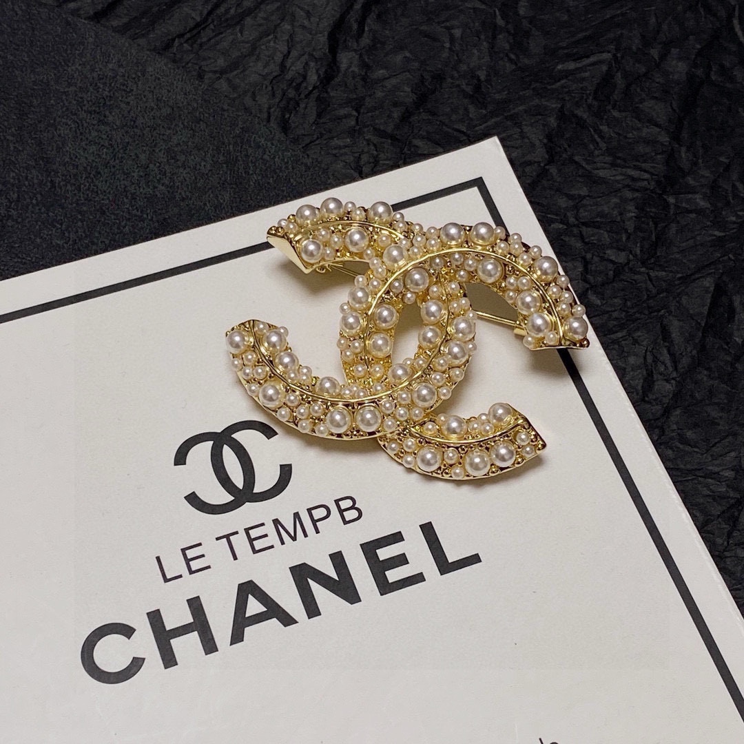 ❤️85包邮/原单代购级别
CHANEL🇫🇷小香 专柜新款同步上新香奈儿胸针,是最懂女人的饰物。那些倾注了全部心血去做自己的女人,往往更珍惜胸针的意义。香奈儿女士把胸针别在帽子上,并告诉那些模仿她的时髦女士们:[胸针可是非常实用,它可以别在西装领上、口袋上、帽子上、腰带上或者是晚礼服上👗👗👗