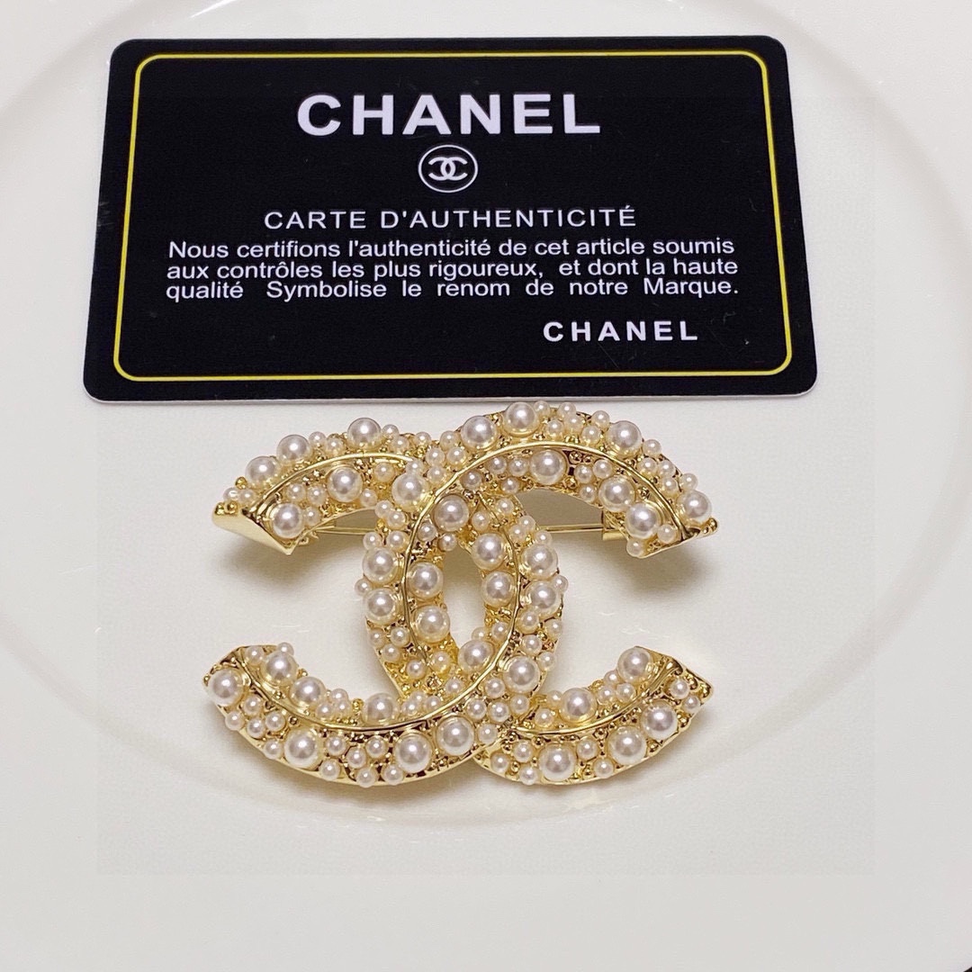 ❤️85包邮/原单代购级别
CHANEL🇫🇷小香 专柜新款同步上新香奈儿胸针,是最懂女人的饰物。那些倾注了全部心血去做自己的女人,往往更珍惜胸针的意义。香奈儿女士把胸针别在帽子上,并告诉那些模仿她的时髦女士们:[胸针可是非常实用,它可以别在西装领上、口袋上、帽子上、腰带上或者是晚礼服上👗👗👗