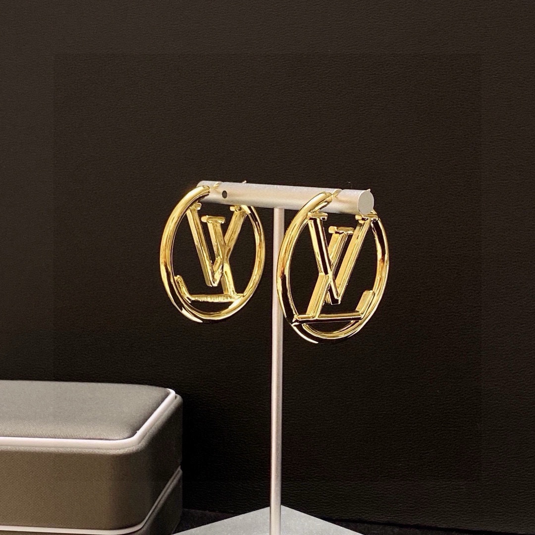 ❤️105包邮/原单代购级别
👑Lv 路易威登 早春新品耳钉 复古 LV 字母耳环 超精工cnc工艺技术 上身美美哒 特别适合夏日搭配T恤 低调奢华有内涵 采用进口黄铜材质电镀古金 不褪色不过敏🥰🥰🥰