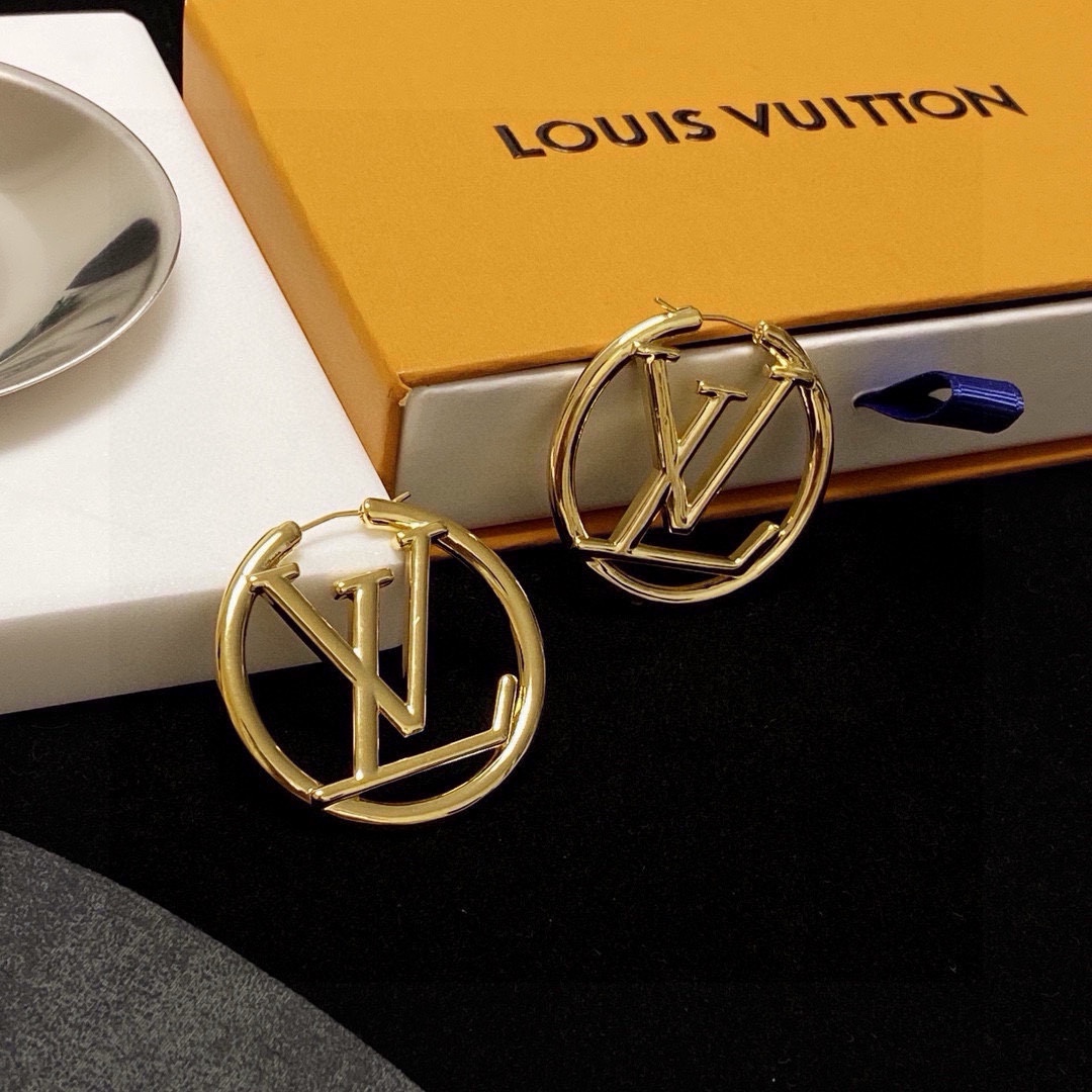 ❤️105包邮/原单代购级别
👑Lv 路易威登 早春新品耳钉 复古 LV 字母耳环 超精工cnc工艺技术 上身美美哒 特别适合夏日搭配T恤 低调奢华有内涵 采用进口黄铜材质电镀古金 不褪色不过敏🥰🥰🥰