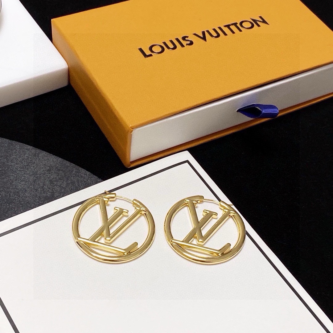 ❤️105包邮/原单代购级别
👑Lv 路易威登 早春新品耳钉 复古 LV 字母耳环 超精工cnc工艺技术 上身美美哒 特别适合夏日搭配T恤 低调奢华有内涵 采用进口黄铜材质电镀古金 不褪色不过敏🥰🥰🥰