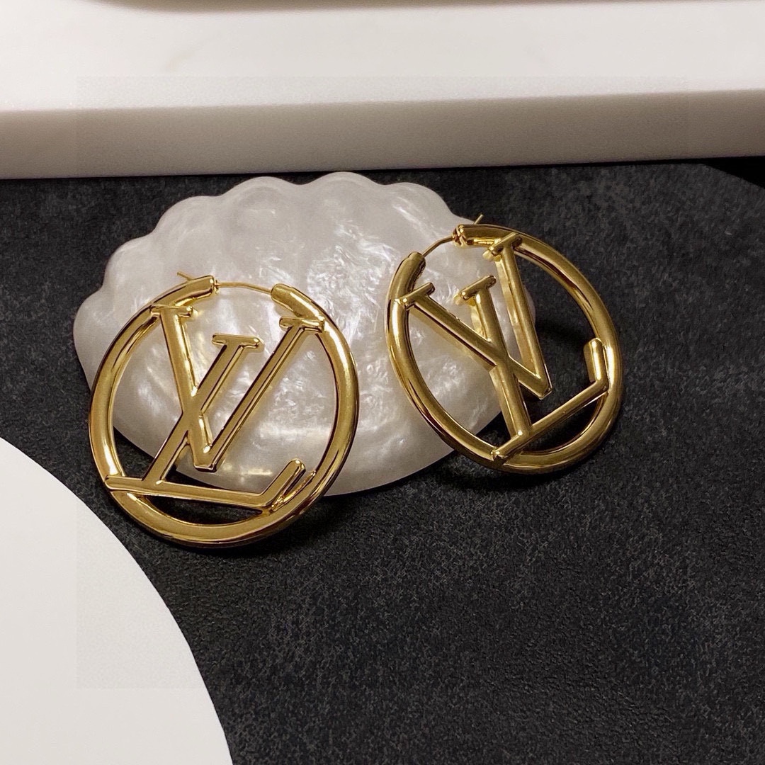❤️105包邮/原单代购级别
👑Lv 路易威登 早春新品耳钉 复古 LV 字母耳环 超精工cnc工艺技术 上身美美哒 特别适合夏日搭配T恤 低调奢华有内涵 采用进口黄铜材质电镀古金 不褪色不过敏🥰🥰🥰