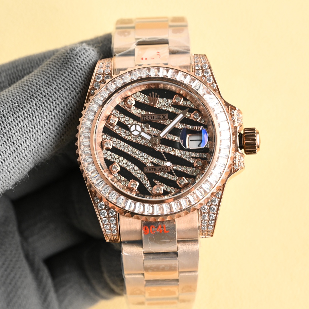 NO:336374,Rolex's top toys and poisonous goods, you don't like to hit the street watch water ghost, he is definitely your soulmate. Rolex's most classic submarine series water ghosts are used as prototypes, and after secondary modification of the circle, it is inlaid with top-grade natural light stones, which are large and shiny, and are extremely difficult. Currently, the most flashing process of the same material is the most automatic mechanical movement. The movement uses a fully automatic mechanical movement, super luminous literal, and tape is specially customized to make elbow particles, which is completely fitted with the case. The buckle is flexibly adjusted by 2cm inside the button, and the size is easy to adjust. Professional achievement is once and for all. Size 40mm!,,rolex19860909劳力士顶级玩物毒货,不喜欢撞款街表水鬼的你,他绝对是你的知音.用劳力士最经典的潜航系列水鬼作为原型,经过圈口的二次改装,然后镶嵌顶级天然皓石,大闪亮,难度极高,目前同种材质最闪工艺.机芯采用全自动机械机芯,超强夜光字面,胶带专门定制模具做弯头粒,完全贴合表壳.扣子内2cm灵活调节扣,轻松调节大小.专业成就未来,一劳永逸.尺寸40mm!,,rolex,Watch