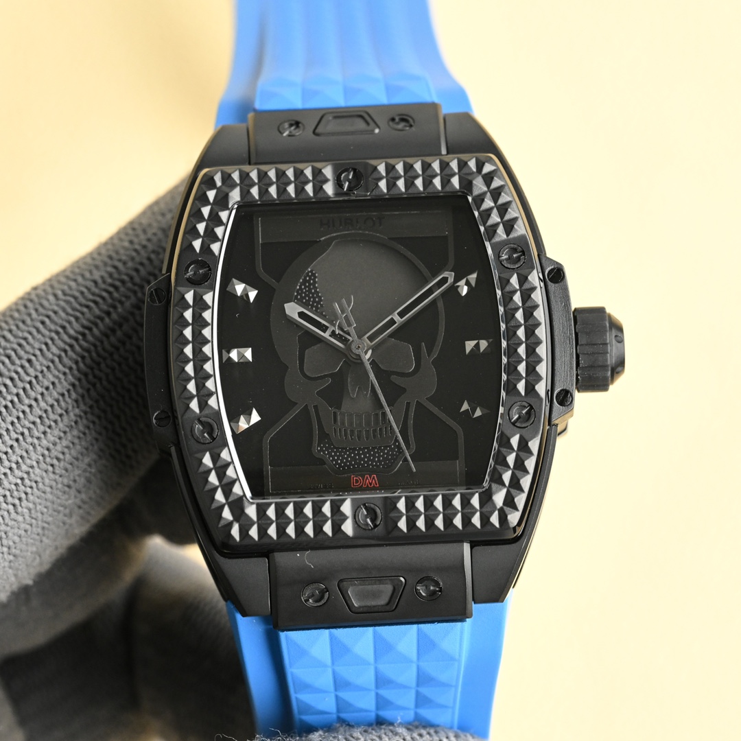 NO:336394,TW's new product launch is the first of the limited edition Hublot HUBLOT&Depe che M pde band joint watches. TW exclusively launches create the strongest 1:1 perfect replica. Parameters are synchronized with the authentic product. The size chart is 42mm and the thickness is 13.8mm and the original movement is synchronized with exclusive custom-made fully automatic mechanical movement. The mirror is double-sided with sapphire glass mirror. The hourglass beads on the dial are made of ceramic black beads. The strap is imported fluoroelastic strap. The buckle is steel folding buckle.19860909TW新品首发宇舶表HUBLOT&Depe che M pde乐队联名腕表限量款首发 TW独家首发打造最强1:1完美复刻.参数与正品同步 尺寸表经42mm 厚度13.8mm同步正品尺寸 机芯原装同步独家定制全自动机械机芯 镜面双面采用蓝宝石玻璃镜面 表盘内部沙漏珠子采用陶瓷黑色珠子 表带进口氟橡胶表带 表扣精钢折叠扣,,Watch