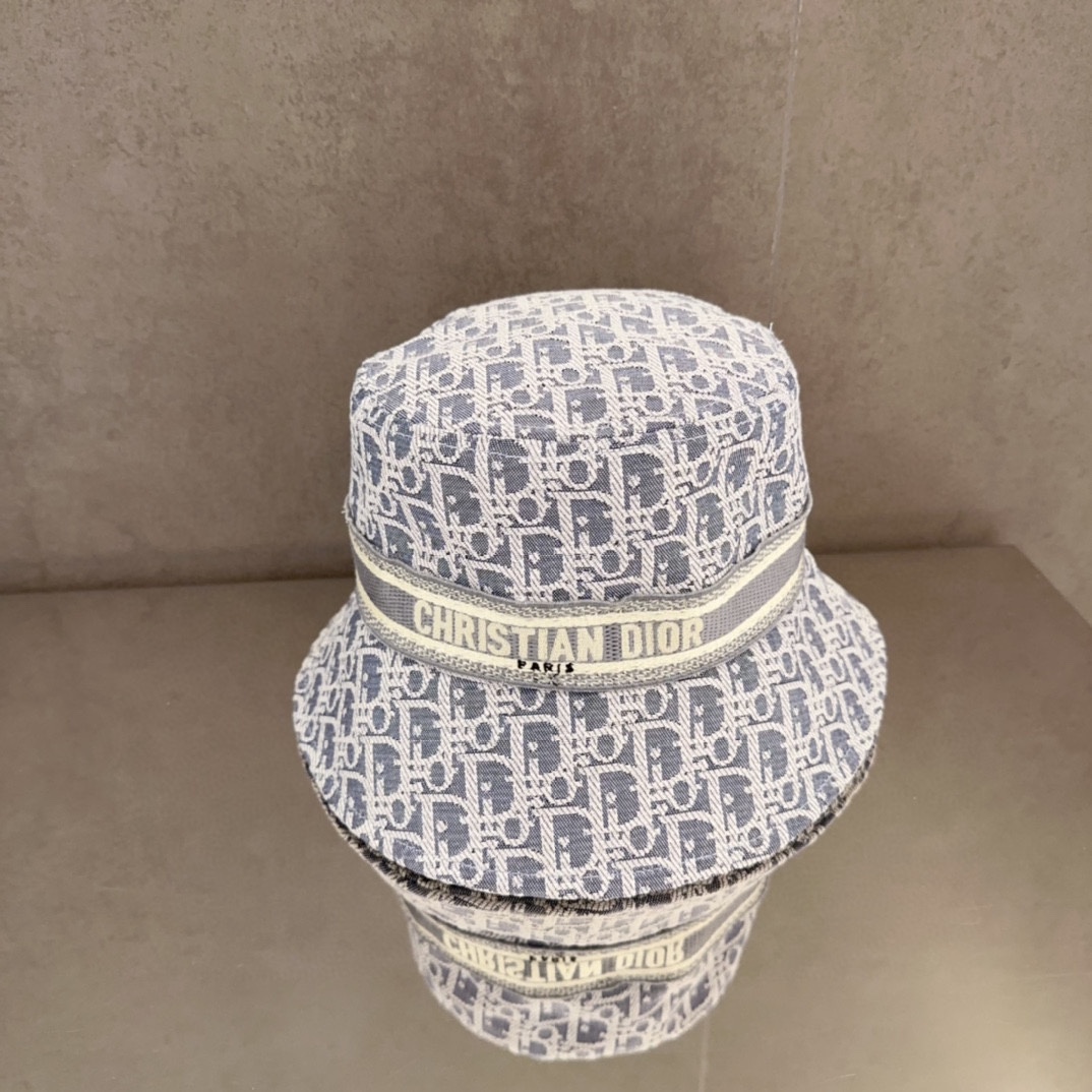 


Dior(迪奥)新款原单渔夫帽， 精致純也格调很有感觉，很酷很时尚，专柜断货热门，质量超赞