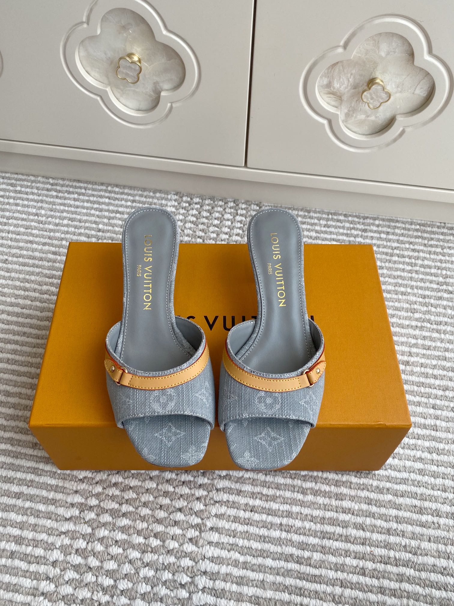 NO:403157,New colors Louis L Donkey LV x TM co-branded model Murakami Takashi Black and White Three Color Flat Sole/Cat Heel Sandals Top Quality This 6AM bow sandals are from Louis Vuitton x Murakami Takashi reprint series, which is a full Monogram pattern that is dyed with rainbow tones, revealing the iconic brushstrokes of Japanese artist Murakami Takashi. The configuration of the shoe is integrated into the elegant kitten heel, and the studded cowhide leather strap adds a modern style. YB custom printed cowhide imported leather outsole flat sole 5.5cm size35-39 (customized for 40 and 41), high heel slippers, louis vuitton, louis vuitton, louis vuitton, louis vuitton, louis vuitton, louis vuitton, louis vuitton, louis vuitton, louis vuitton, louis vuitton, louis vuitton, louis vuitton, louis vuitton, louis vuitton, louis vuitton, louis vuitton, louis vuitton, louis vuitton, louis vuitton, louis vuitton, louis vuitton, louis vuitton, louis vuitton, louis vuitton, louis vuitton, louis vuitton, louis vuitton, louis vuitton, louis vuitton, louis vuitton, louis vuitton, louis vuitton, louis vuitton, louis vuitton, louis vuitton, louis vuitton, louis vuitton, louis vuitton, louis vuitton, louis vuitton, lou  heels, slippers, cowhide, Leather soles19860909批 新色 Louis L驴家LV x TM联名款村上隆·黑白三彩平底/猫跟凉拖鞋 顶级品质 本款 6AM 蝴蝶结凉拖出自路易威登 x 村上隆再版系列,为全幅 Monogram 图案浸染彩虹色调,娓娓道出日本艺术家村上隆的标志性笔触.便鞋构型融入优雅小猫跟,饰钉牛皮革带再添摩登风范. YB定制印花牛皮 进口真皮大底 平底 5.5cm size35-39（40、41定做）,高跟鞋拖鞋,louis vuitton,louis vuitton,louis vuitton,louis vuitton,louis vuitton,high heels,slippers,cowhide,Leather soles,Women's Shoes