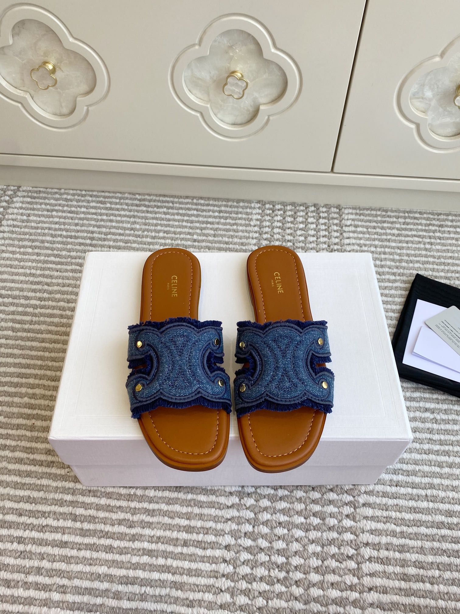 NO:403141,25 new colors Celine LYMPIA Arc de Triomphe Denning denim flat slippers Top quality Celine made me love it again this season too many beautiful shoes this season This sandals are really invincible and easy to match!  Customized hand-woven surface on the upper / customized navy striped cloth / leather material is made of cowhide / foot pad midsole is all cowhide / original open mold rubber outsole!  !  Slippers, celine, celine, slippers, cowhide19860909批 25新色 Celine赛琳 LYMPIA凯旋门·丹宁牛仔平底拖鞋 顶级品质 这一季的赛琳又让我重新爱了它一次 这季节美鞋太多这款凉拖真是无敌好搭配！ 鞋面定制手工编织面/定制海军风条纹布面/皮料选用牛皮/垫脚中底全是牛皮/原版开模橡胶大底！！ 码数35-39（40、41定做）,拖鞋,celine,celine,slippers,cowhide,Women's Shoes