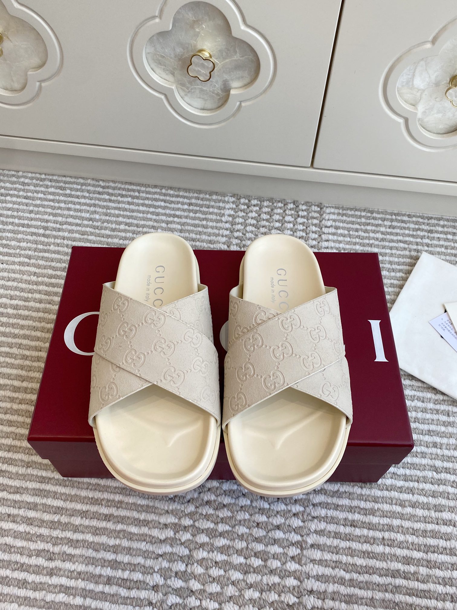 NO:403122,Gucci｜Gucci Women's Double G logo embossed cross-belt flat slippers This sandal is made of GG canvas, embellished with a discerning double G logo, and is equipped with light gold tones, injecting a touch of exquisite and elegant atmosphere into the entire design. Original custom cowhide, custom sheepskin, tpu rubber outsole, size 35-41 (40.41. Custom made without return), slippers, gucci, sandals, slippers, cowhide, sheepskin19860909批 Gucci｜古琦女士双G logo压花交叉带平底拖鞋 这款凉鞋以GG帆布匠心打造,缀饰一眼可辨的双G标识,配以浅金色调配件,为整个设计注入一抹精致优雅气息 原版定制牛皮 内里定制羊皮  tpu橡胶大底 码数35-41（40.41.定做不退换）,拖鞋,gucci,sandals,slippers,cowhide,sheepskin,Women's Shoes