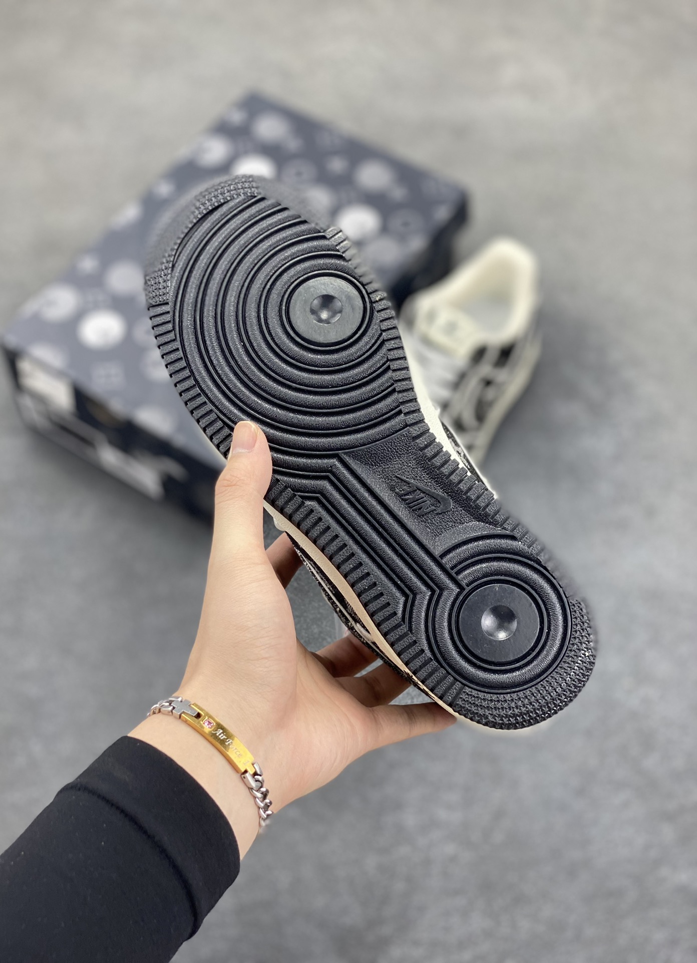 图片[5]-Nike Air Force 1 Low 07 x Louis Vuitton 牛仔布 原楦头原纸板 打造纯正低帮空军版型专注外贸渠道 全掌内置蜂窝气垫 原盒配件 原厂中底钢印、拉帮完美 货号：SC9207-531 尺码：36 36.5 37.5 38 38.5 39 40 40.5 41 42 42.5 43 44 44.5 45-选品中心