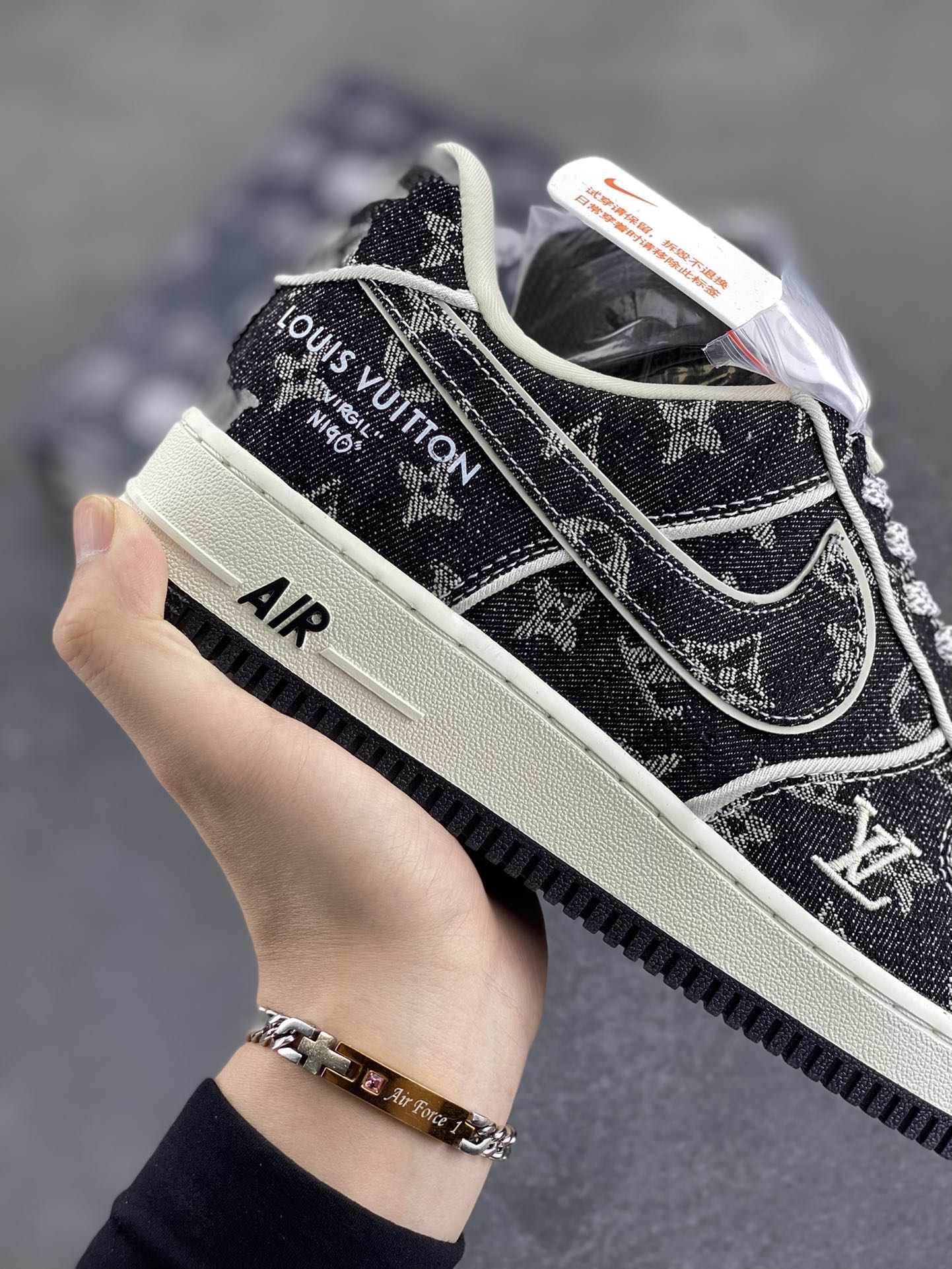 图片[6]-Nike Air Force 1 Low 07 x Louis Vuitton 牛仔布 原楦头原纸板 打造纯正低帮空军版型专注外贸渠道 全掌内置蜂窝气垫 原盒配件 原厂中底钢印、拉帮完美 货号：SC9207-531 尺码：36 36.5 37.5 38 38.5 39 40 40.5 41 42 42.5 43 44 44.5 45-选品中心