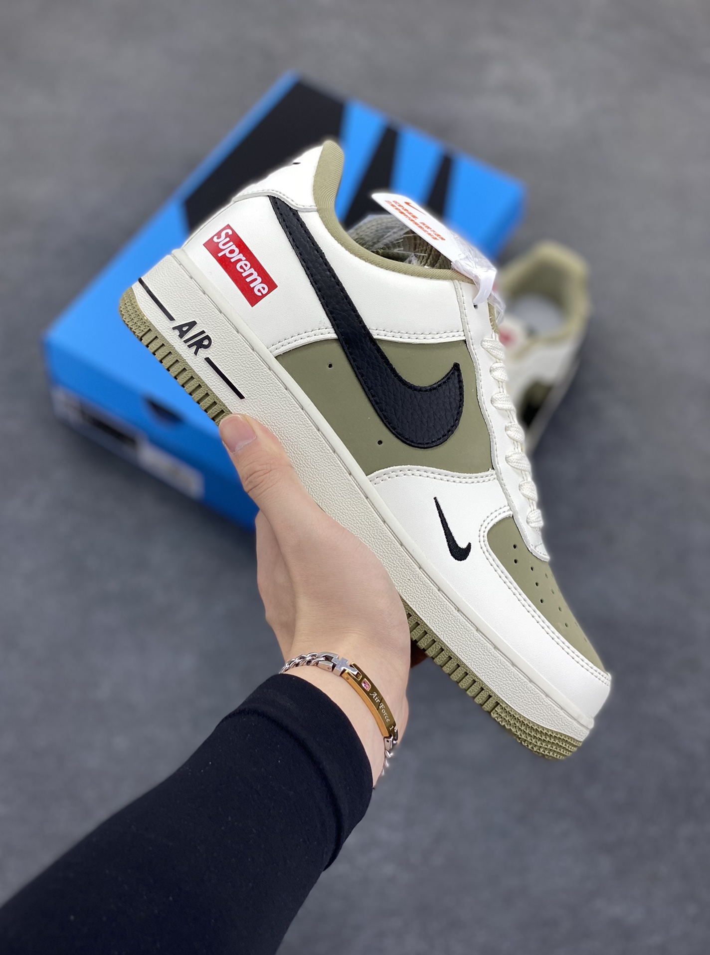 NIke Air Force 1 \'07 Low “Supreme联名--米军绿”空军一号 低帮 运动鞋 休闲鞋 折边针车 工艺难度大 原楦头原纸板 原装鞋盒 定制五金配件 内置全掌气垫 原厂鞋底 货号：CH6336-508 尺码：36 36.5 37.5 38 38.5 39 40 40.5 41 42 42.5 43 44 44.5 45-选品中心