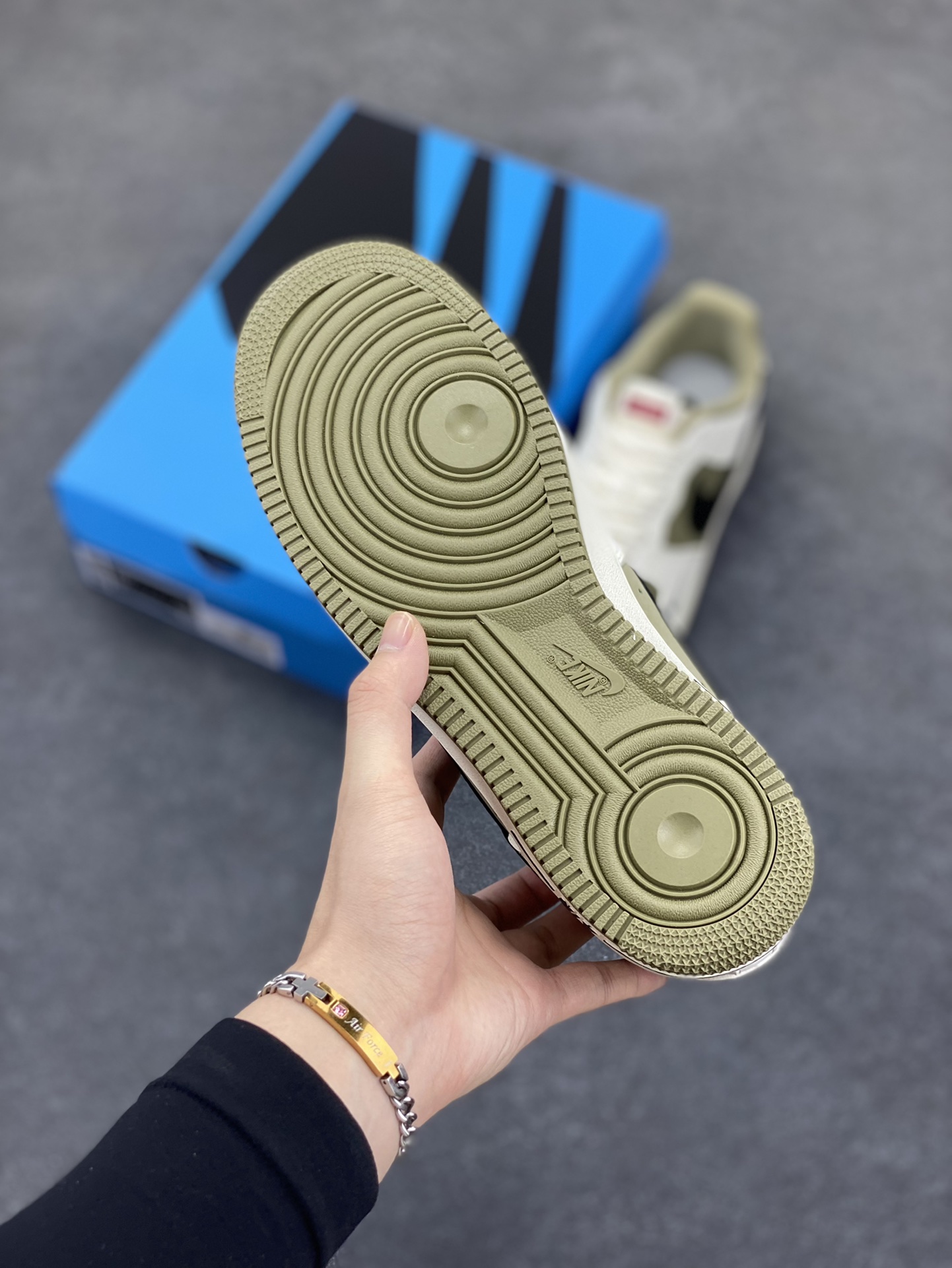 图片[5]-NIke Air Force 1 \’07 Low “Supreme联名–米军绿”空军一号 低帮 运动鞋 休闲鞋 折边针车 工艺难度大 原楦头原纸板 原装鞋盒 定制五金配件 内置全掌气垫 原厂鞋底 货号：CH6336-508 尺码：36 36.5 37.5 38 38.5 39 40 40.5 41 42 42.5 43 44 44.5 45-选品中心