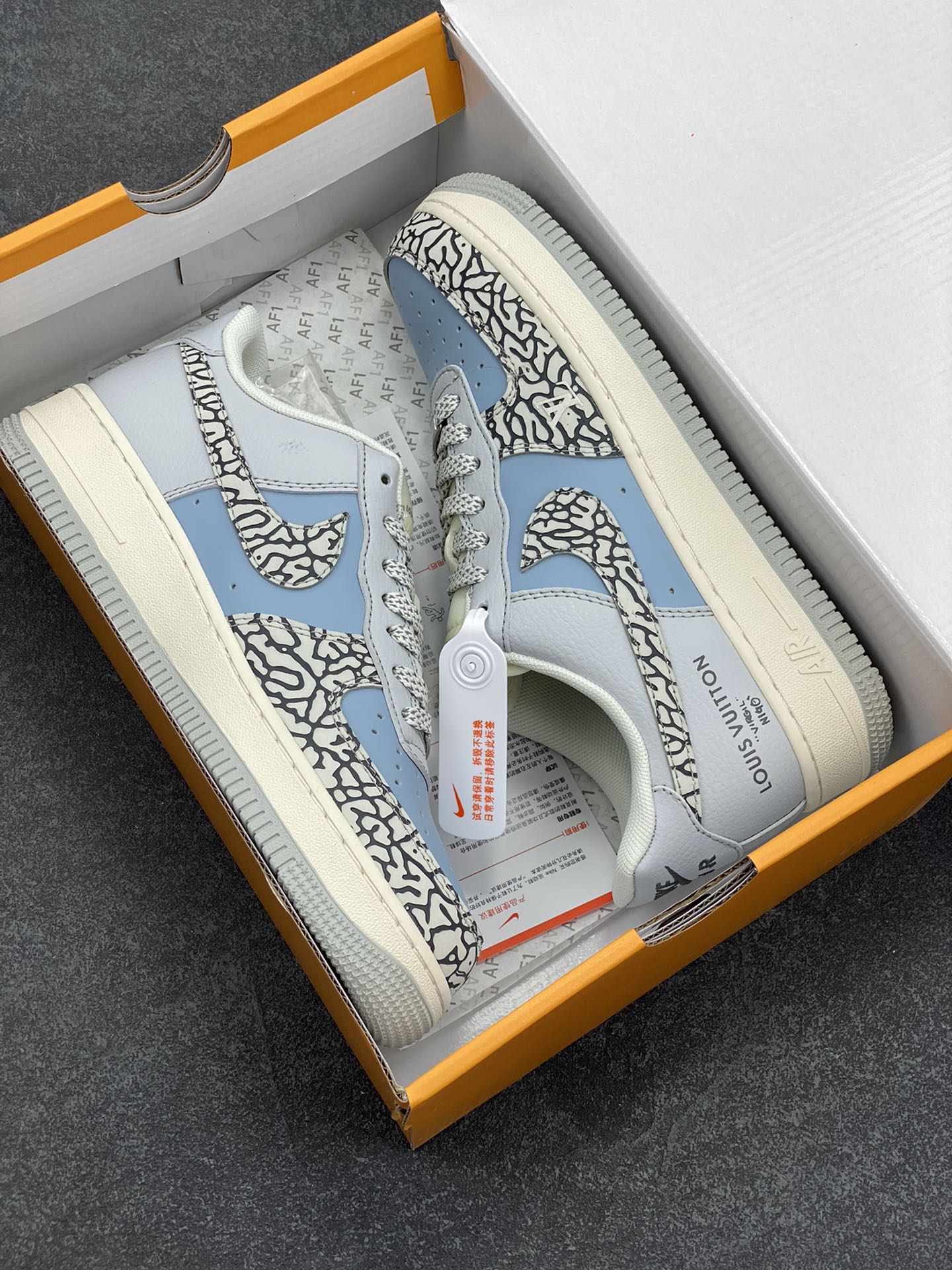 图片[9]-NIke Air Force 1 \’07 Low “LV联名——灰蓝石纹”空军一号 低帮 运动鞋 休闲鞋 折边针车 工艺难度大 原楦头原纸板 原装鞋盒 定制五金配件 内置全掌气垫 原厂鞋底 货号：ZH2598-307 尺码：36 36.5 37.5 38 38.5 39 40 40.5 41 42 42.5 43 44 44.5 45-选品中心
