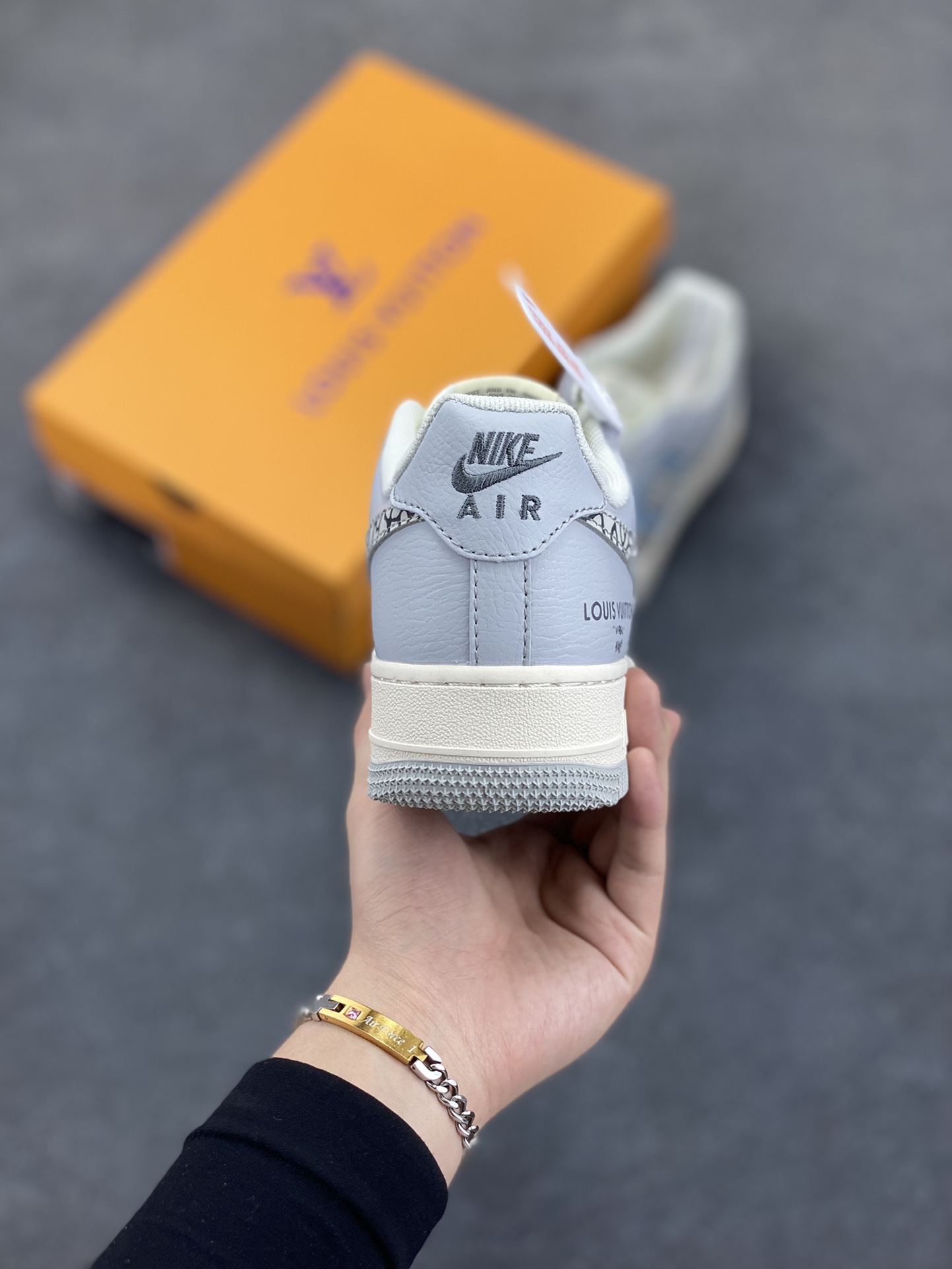 图片[4]-NIke Air Force 1 \’07 Low “LV联名——灰蓝石纹”空军一号 低帮 运动鞋 休闲鞋 折边针车 工艺难度大 原楦头原纸板 原装鞋盒 定制五金配件 内置全掌气垫 原厂鞋底 货号：ZH2598-307 尺码：36 36.5 37.5 38 38.5 39 40 40.5 41 42 42.5 43 44 44.5 45-选品中心
