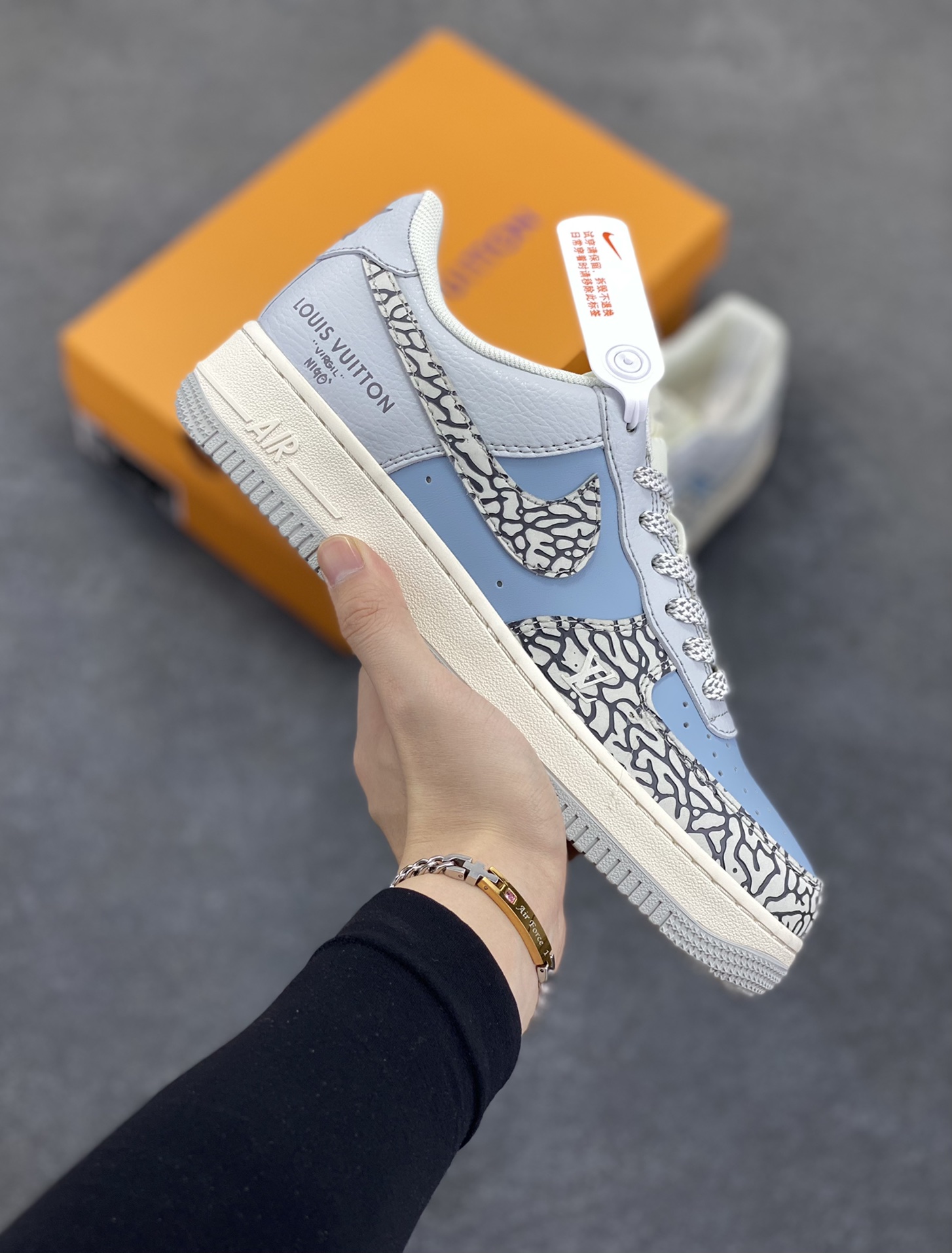 NIke Air Force 1 \'07 Low “LV联名——灰蓝石纹”空军一号 低帮 运动鞋 休闲鞋 折边针车 工艺难度大 原楦头原纸板 原装鞋盒 定制五金配件 内置全掌气垫 原厂鞋底 货号：ZH2598-307 尺码：36 36.5 37.5 38 38.5 39 40 40.5 41 42 42.5 43 44 44.5 45-选品中心