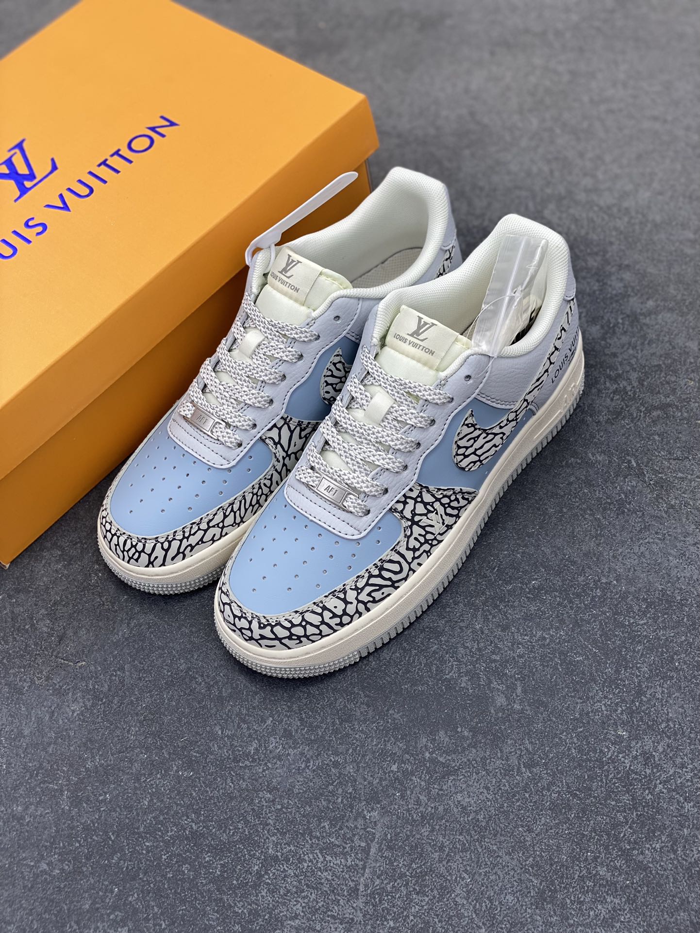 图片[8]-NIke Air Force 1 \’07 Low “LV联名——灰蓝石纹”空军一号 低帮 运动鞋 休闲鞋 折边针车 工艺难度大 原楦头原纸板 原装鞋盒 定制五金配件 内置全掌气垫 原厂鞋底 货号：ZH2598-307 尺码：36 36.5 37.5 38 38.5 39 40 40.5 41 42 42.5 43 44 44.5 45-选品中心