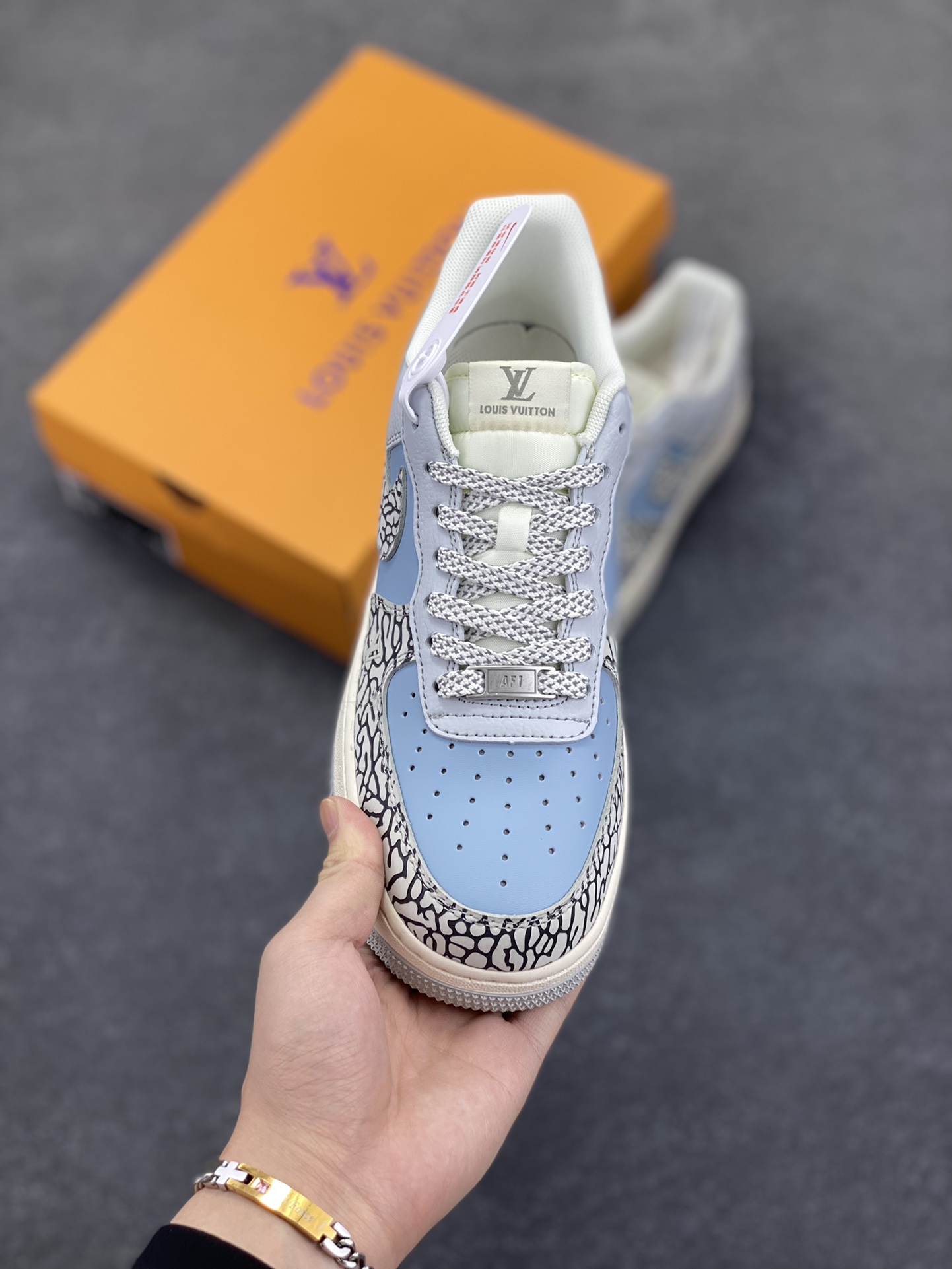图片[2]-NIke Air Force 1 \’07 Low “LV联名——灰蓝石纹”空军一号 低帮 运动鞋 休闲鞋 折边针车 工艺难度大 原楦头原纸板 原装鞋盒 定制五金配件 内置全掌气垫 原厂鞋底 货号：ZH2598-307 尺码：36 36.5 37.5 38 38.5 39 40 40.5 41 42 42.5 43 44 44.5 45-选品中心
