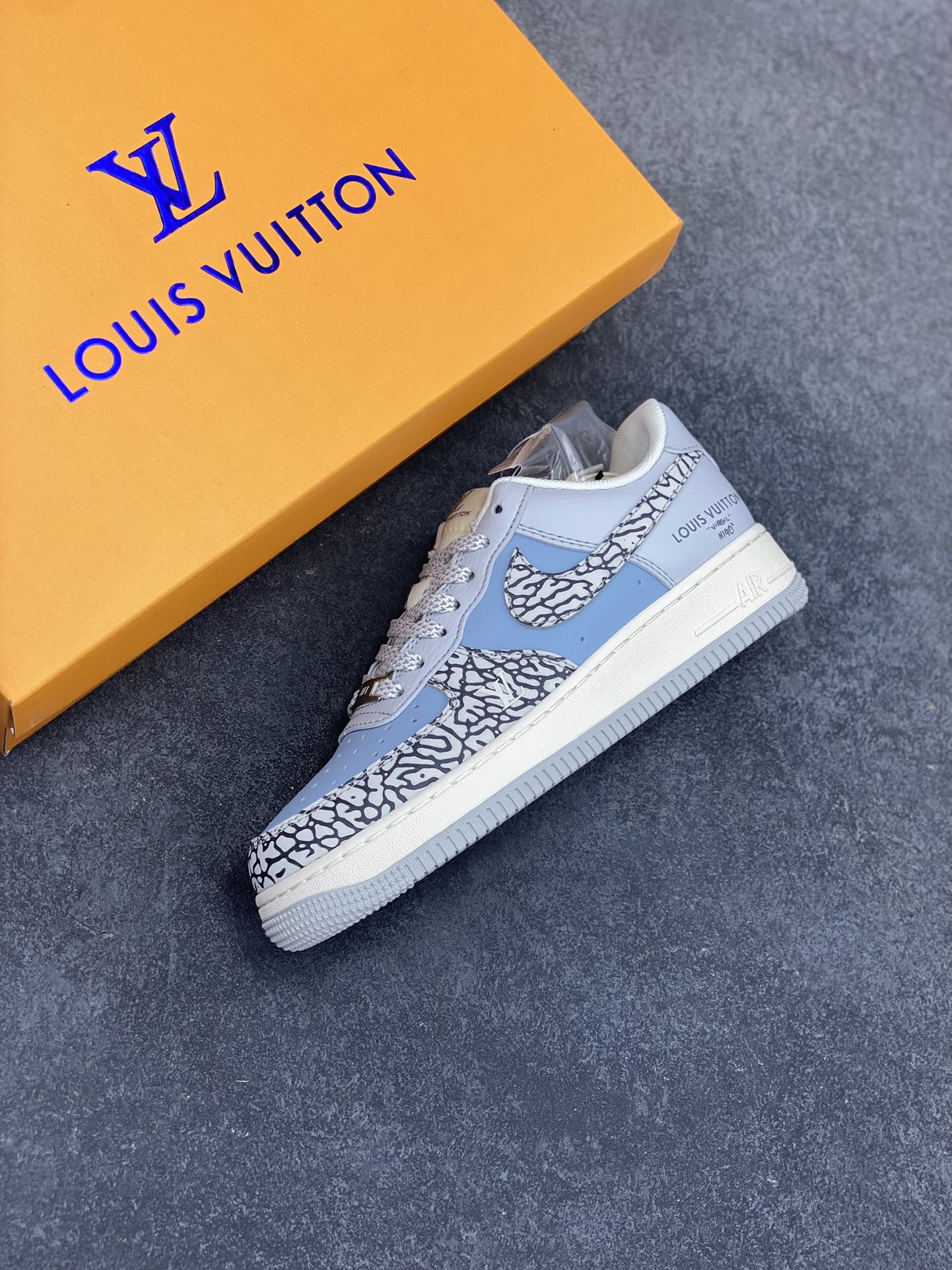 图片[7]-NIke Air Force 1 \’07 Low “LV联名——灰蓝石纹”空军一号 低帮 运动鞋 休闲鞋 折边针车 工艺难度大 原楦头原纸板 原装鞋盒 定制五金配件 内置全掌气垫 原厂鞋底 货号：ZH2598-307 尺码：36 36.5 37.5 38 38.5 39 40 40.5 41 42 42.5 43 44 44.5 45-选品中心