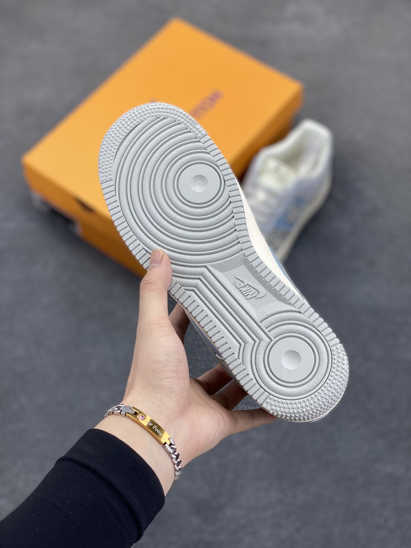 图片[5]-NIke Air Force 1 \’07 Low “LV联名——灰蓝石纹”空军一号 低帮 运动鞋 休闲鞋 折边针车 工艺难度大 原楦头原纸板 原装鞋盒 定制五金配件 内置全掌气垫 原厂鞋底 货号：ZH2598-307 尺码：36 36.5 37.5 38 38.5 39 40 40.5 41 42 42.5 43 44 44.5 45-选品中心
