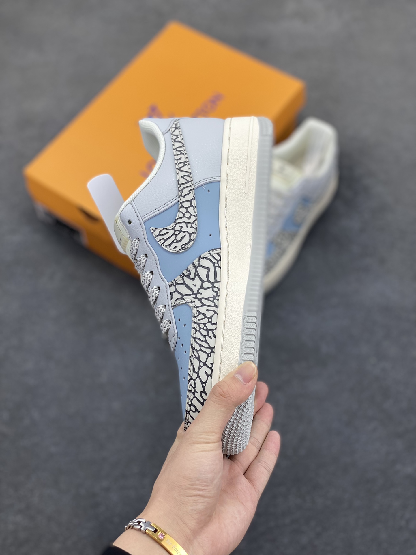图片[3]-NIke Air Force 1 \’07 Low “LV联名——灰蓝石纹”空军一号 低帮 运动鞋 休闲鞋 折边针车 工艺难度大 原楦头原纸板 原装鞋盒 定制五金配件 内置全掌气垫 原厂鞋底 货号：ZH2598-307 尺码：36 36.5 37.5 38 38.5 39 40 40.5 41 42 42.5 43 44 44.5 45-选品中心