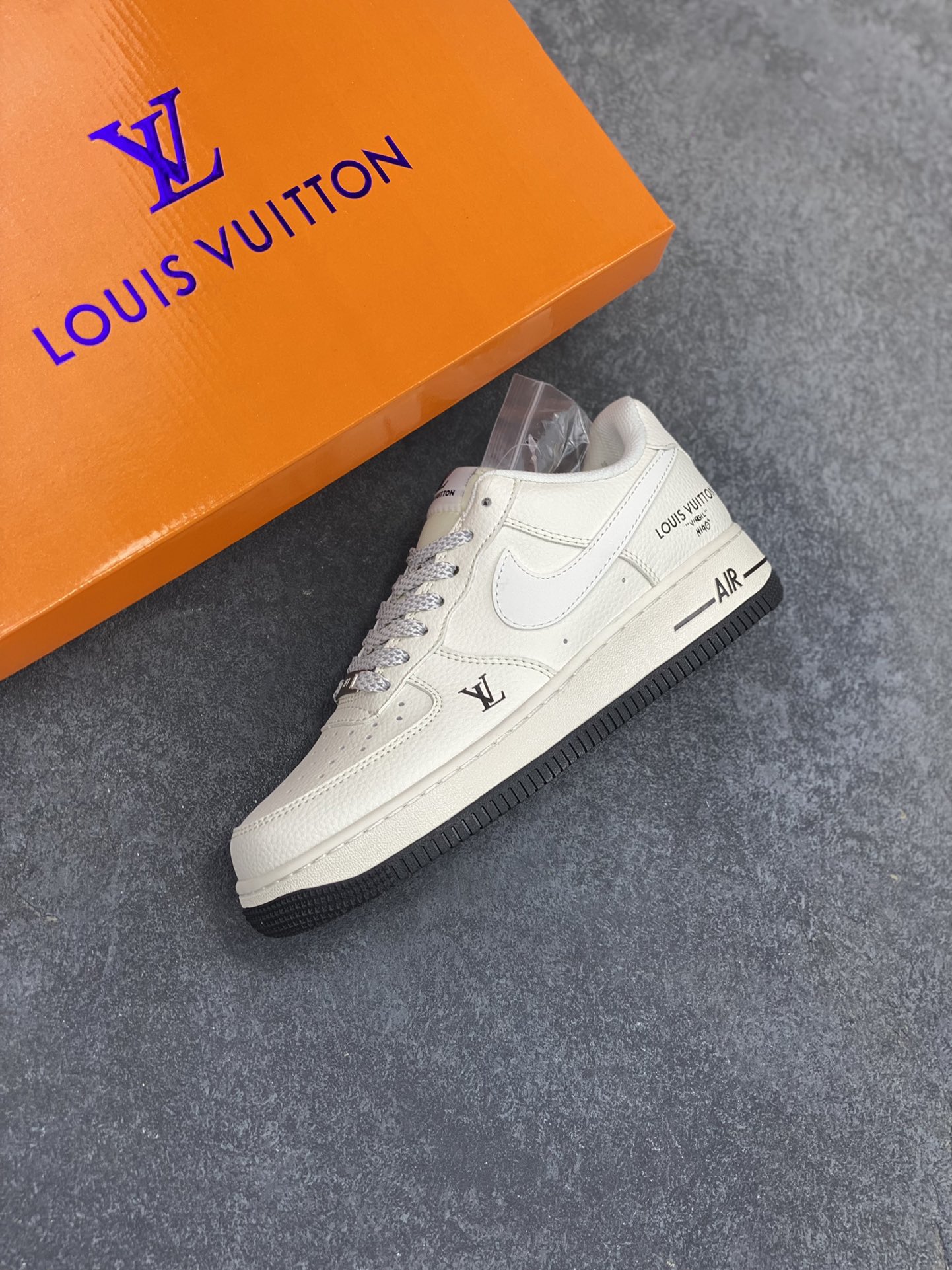 图片[7]-NIke Air Force 1 \’07 Low “LV联名——米白黑底”空军一号 低帮 运动鞋 休闲鞋 折边针车 工艺难度大 原楦头原纸板 原装鞋盒 定制五金配件 内置全掌气垫 原厂鞋底 货号：XX3168-139 尺码：36 36.5 37.5 38 38.5 39 40 40.5 41 42 42.5 43 44 44.5 45-选品中心