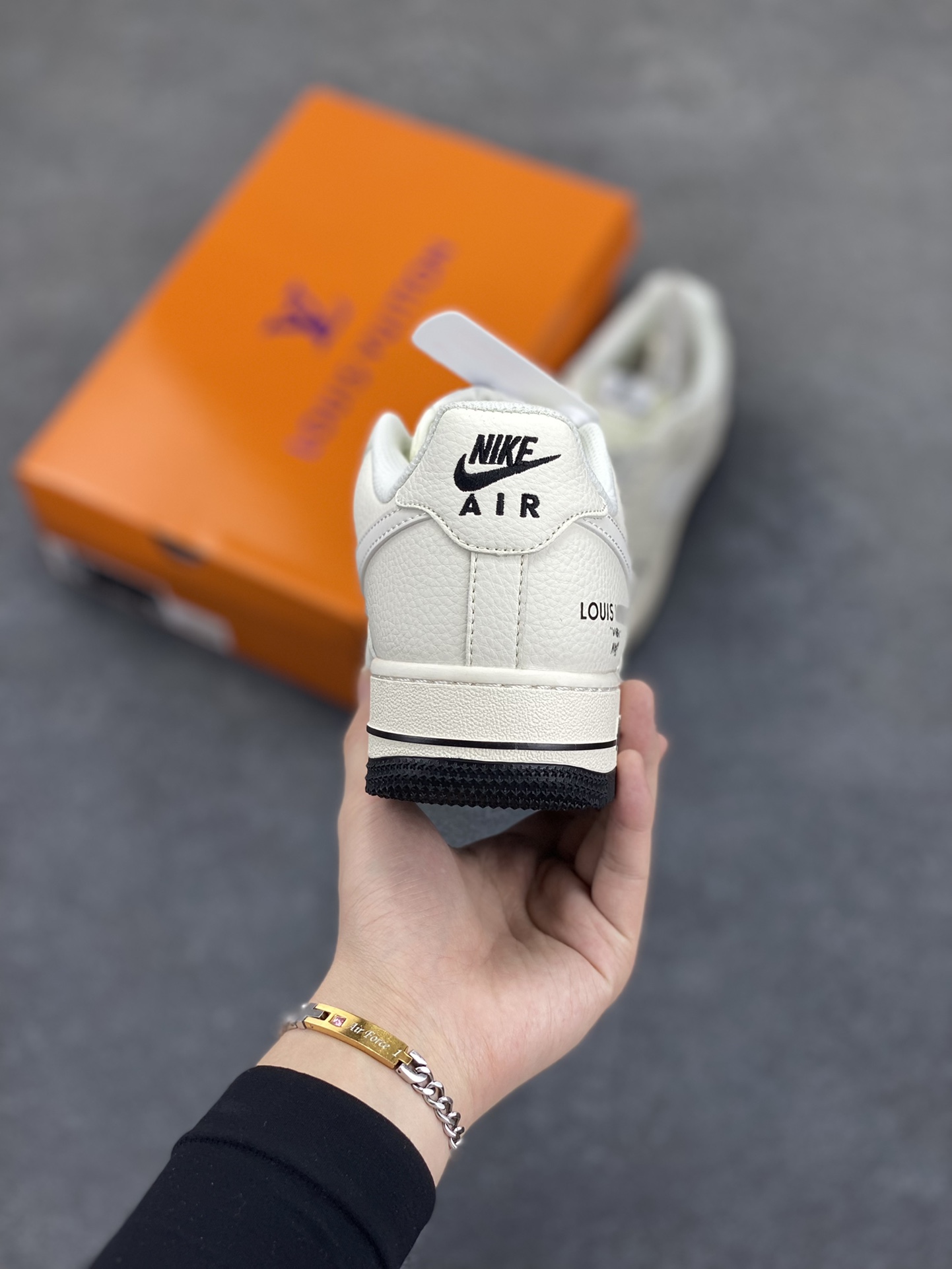 图片[4]-NIke Air Force 1 \’07 Low “LV联名——米白黑底”空军一号 低帮 运动鞋 休闲鞋 折边针车 工艺难度大 原楦头原纸板 原装鞋盒 定制五金配件 内置全掌气垫 原厂鞋底 货号：XX3168-139 尺码：36 36.5 37.5 38 38.5 39 40 40.5 41 42 42.5 43 44 44.5 45-选品中心