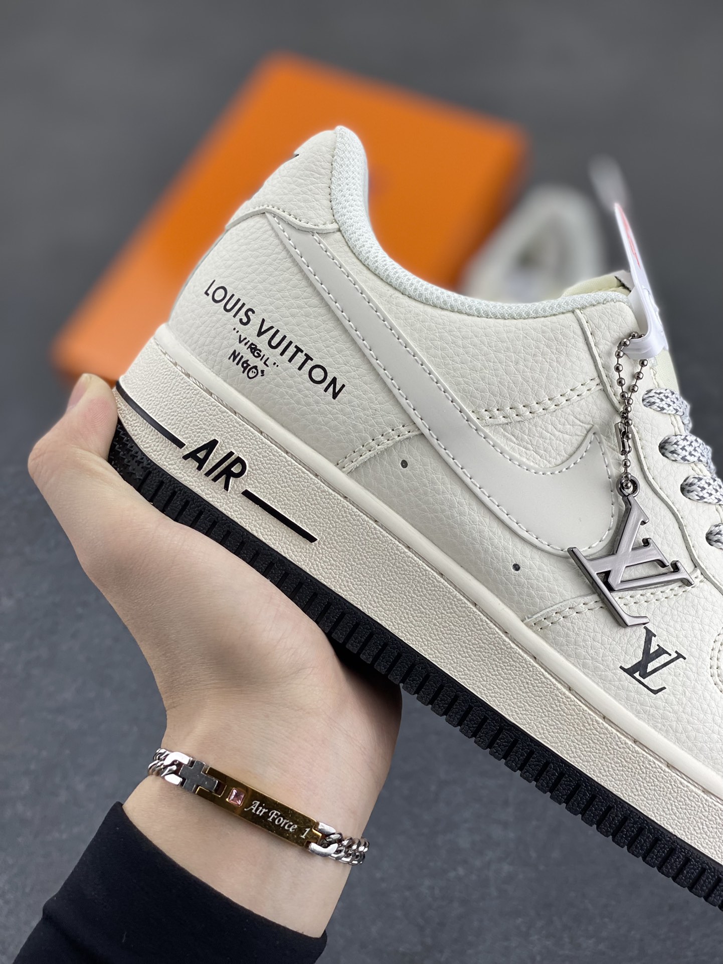 图片[6]-NIke Air Force 1 \’07 Low “LV联名——米白黑底”空军一号 低帮 运动鞋 休闲鞋 折边针车 工艺难度大 原楦头原纸板 原装鞋盒 定制五金配件 内置全掌气垫 原厂鞋底 货号：XX3168-139 尺码：36 36.5 37.5 38 38.5 39 40 40.5 41 42 42.5 43 44 44.5 45-选品中心