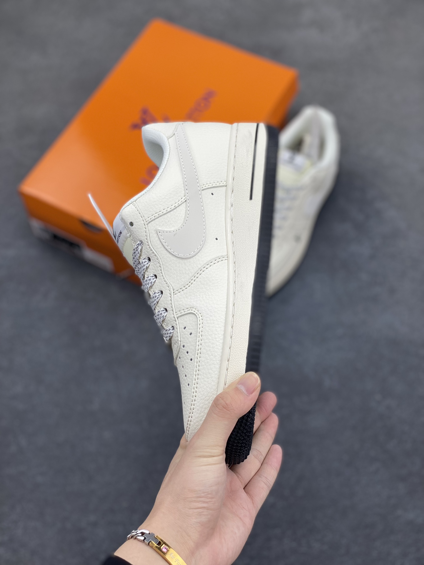 图片[3]-NIke Air Force 1 \’07 Low “LV联名——米白黑底”空军一号 低帮 运动鞋 休闲鞋 折边针车 工艺难度大 原楦头原纸板 原装鞋盒 定制五金配件 内置全掌气垫 原厂鞋底 货号：XX3168-139 尺码：36 36.5 37.5 38 38.5 39 40 40.5 41 42 42.5 43 44 44.5 45-选品中心