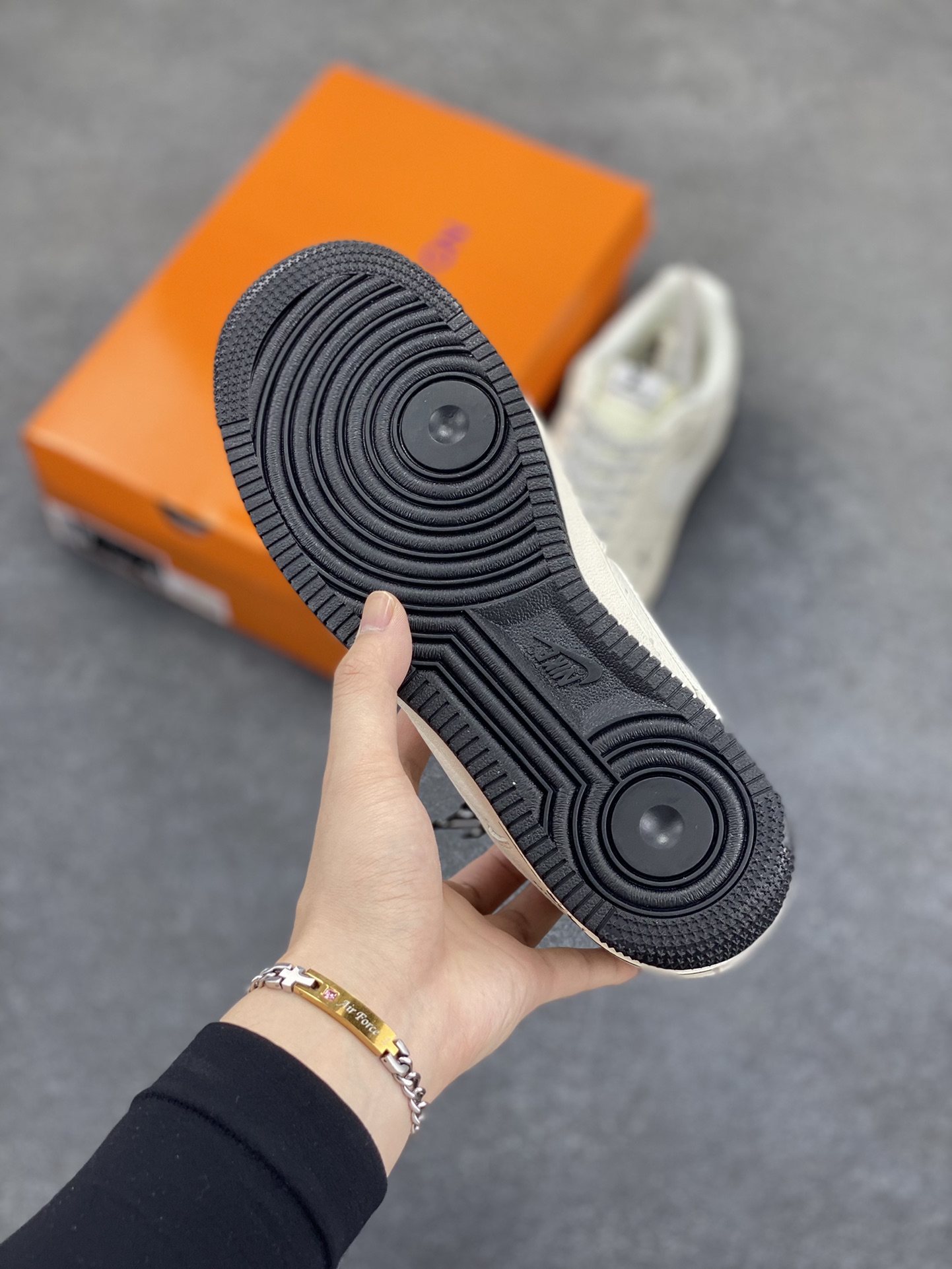 图片[5]-NIke Air Force 1 \’07 Low “LV联名——米白黑底”空军一号 低帮 运动鞋 休闲鞋 折边针车 工艺难度大 原楦头原纸板 原装鞋盒 定制五金配件 内置全掌气垫 原厂鞋底 货号：XX3168-139 尺码：36 36.5 37.5 38 38.5 39 40 40.5 41 42 42.5 43 44 44.5 45-选品中心