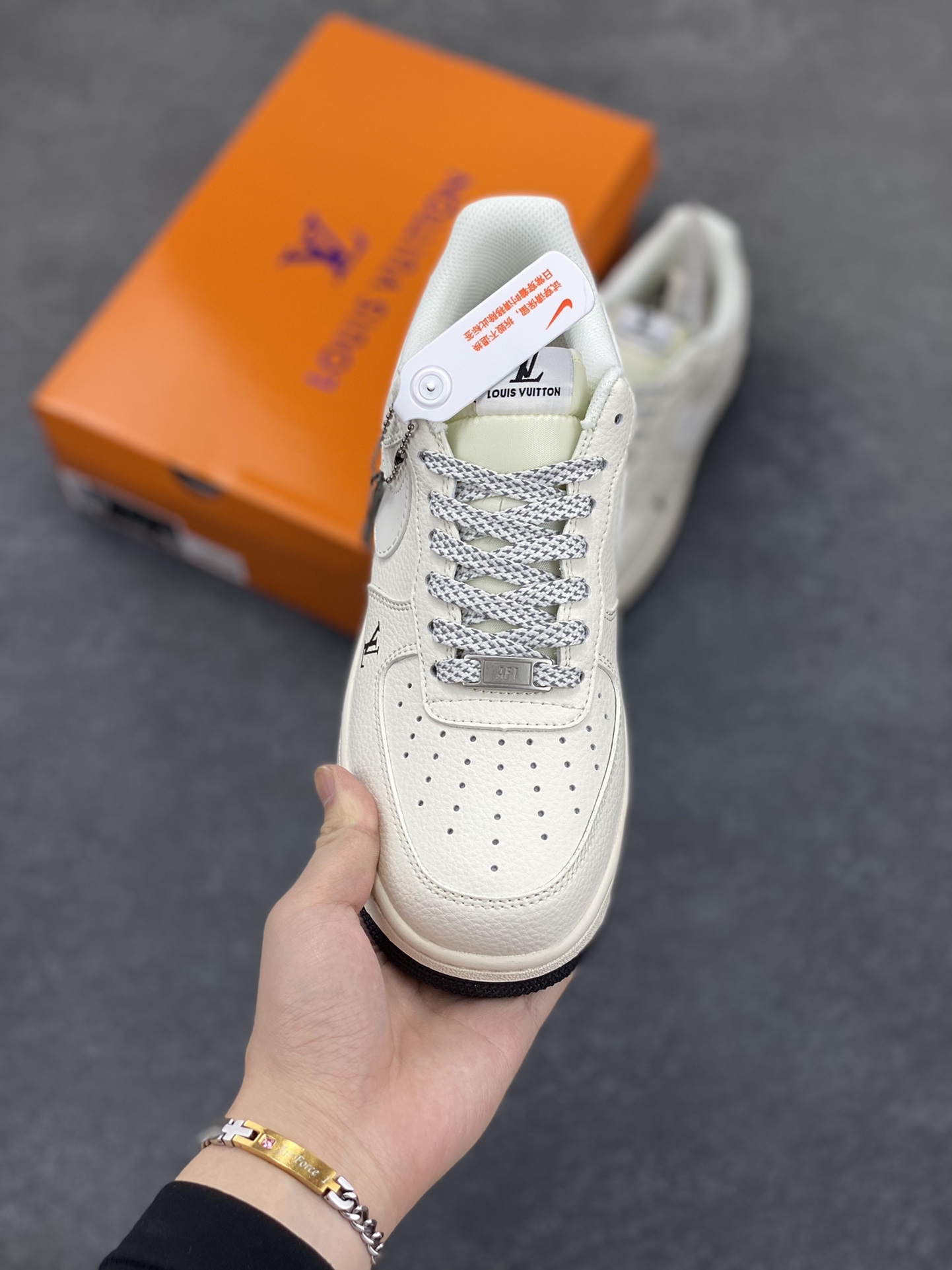 图片[2]-NIke Air Force 1 \’07 Low “LV联名——米白黑底”空军一号 低帮 运动鞋 休闲鞋 折边针车 工艺难度大 原楦头原纸板 原装鞋盒 定制五金配件 内置全掌气垫 原厂鞋底 货号：XX3168-139 尺码：36 36.5 37.5 38 38.5 39 40 40.5 41 42 42.5 43 44 44.5 45-选品中心