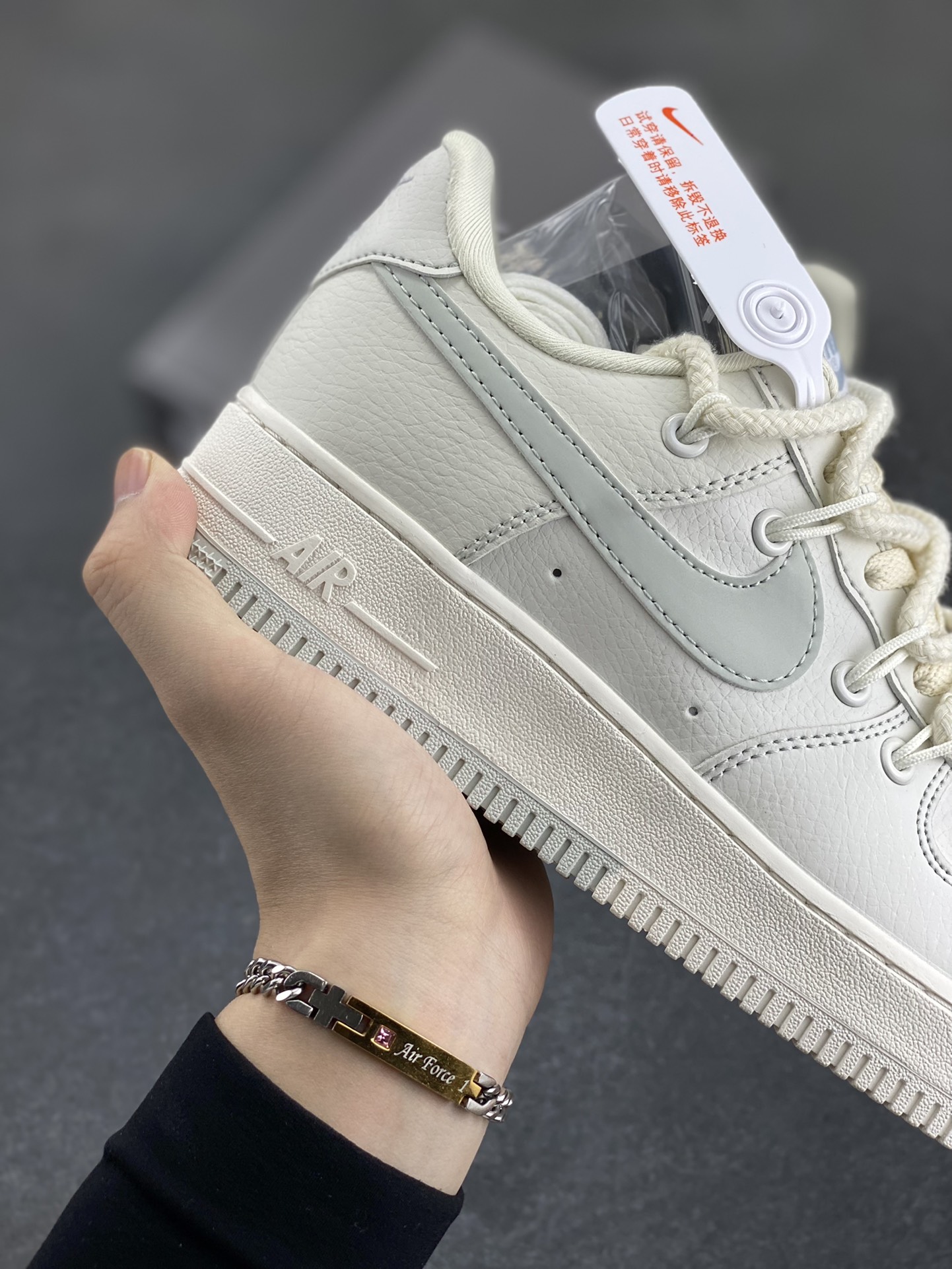图片[6]-Nike Air Force 1\’07 Low 白灰 空军一号低帮休闲板鞋 原楦头原纸板 打造纯正空军版型#专注外贸渠道 全掌内置蜂窝气垫 #原盒配件 原厂中底钢印、拉帮完美 货号：SX-1968001 尺码：36 36.5 37.5 38 38.5 39 40 40.5 41 42 42.5 43 44 44.5 45-选品中心