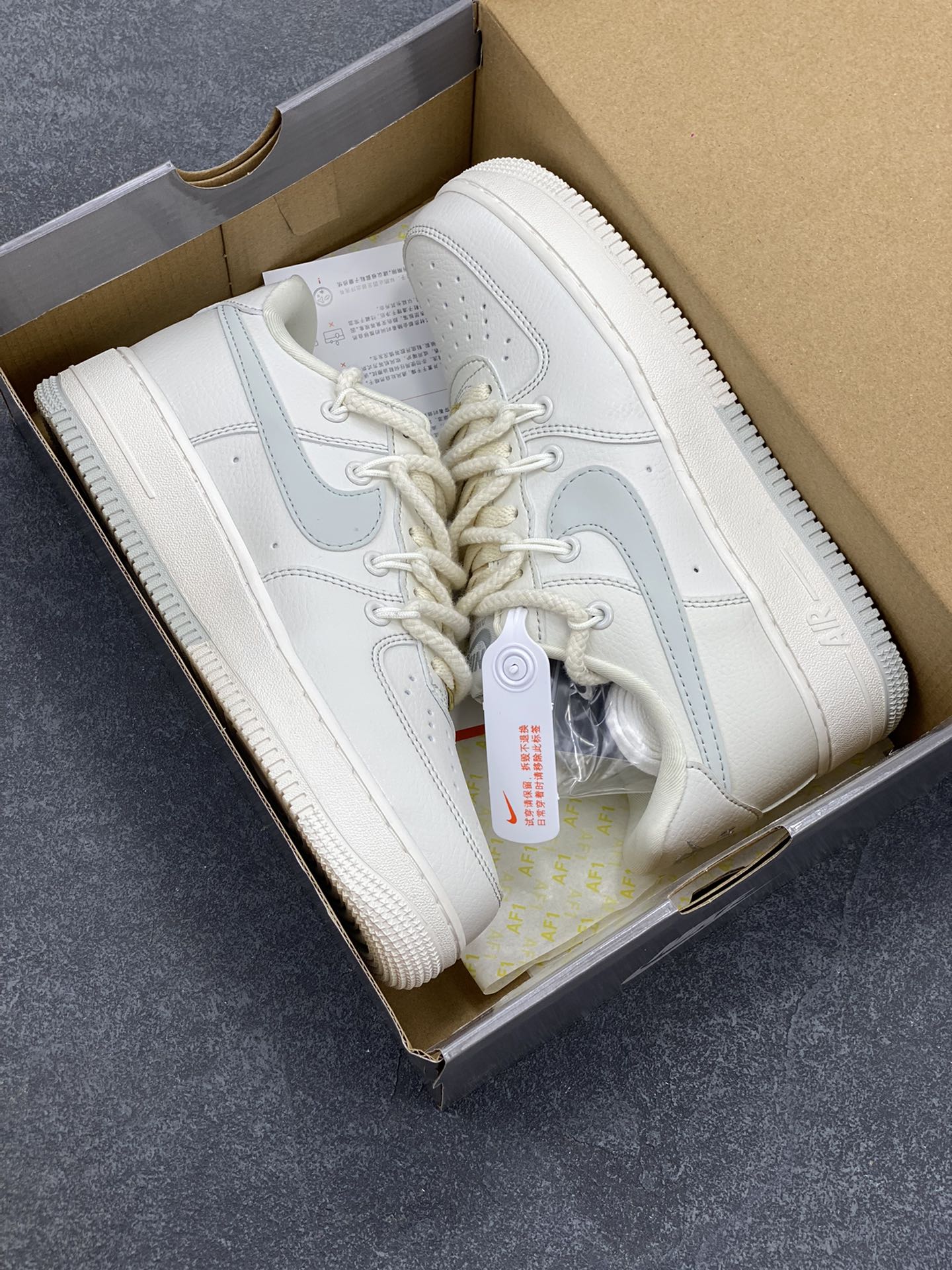 图片[9]-Nike Air Force 1\’07 Low 白灰 空军一号低帮休闲板鞋 原楦头原纸板 打造纯正空军版型#专注外贸渠道 全掌内置蜂窝气垫 #原盒配件 原厂中底钢印、拉帮完美 货号：SX-1968001 尺码：36 36.5 37.5 38 38.5 39 40 40.5 41 42 42.5 43 44 44.5 45-选品中心