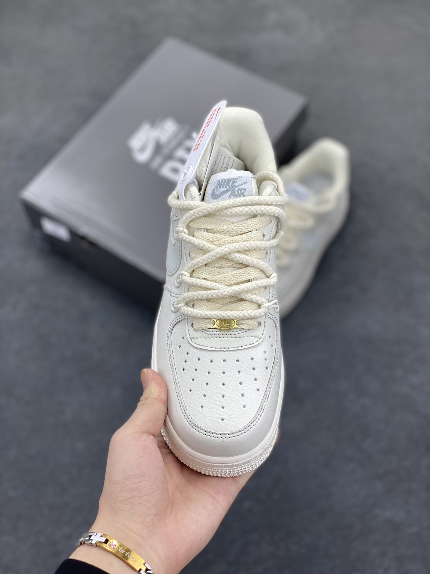 图片[2]-Nike Air Force 1\’07 Low 白灰 空军一号低帮休闲板鞋 原楦头原纸板 打造纯正空军版型#专注外贸渠道 全掌内置蜂窝气垫 #原盒配件 原厂中底钢印、拉帮完美 货号：SX-1968001 尺码：36 36.5 37.5 38 38.5 39 40 40.5 41 42 42.5 43 44 44.5 45-选品中心