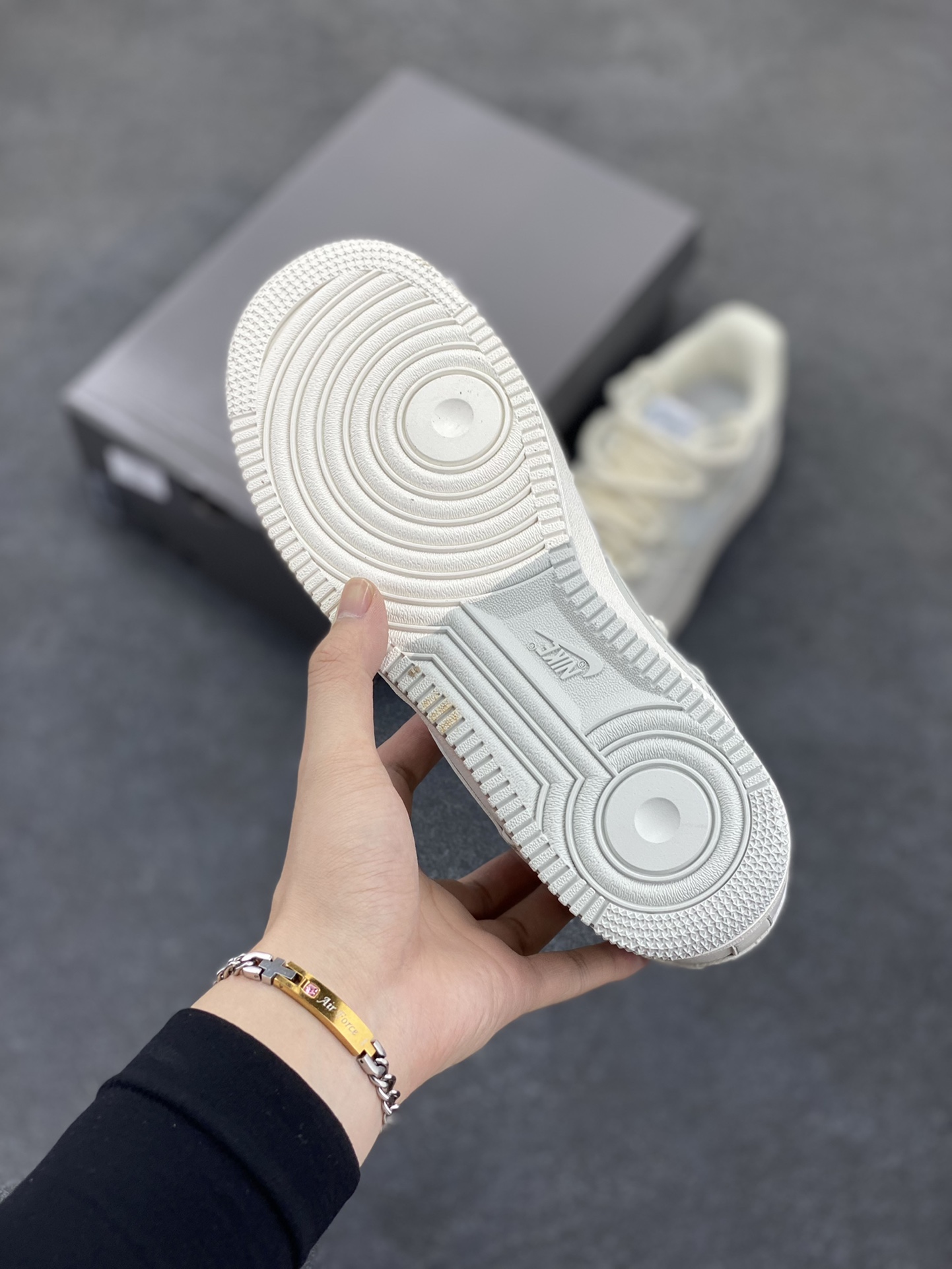 图片[5]-Nike Air Force 1\’07 Low 白灰 空军一号低帮休闲板鞋 原楦头原纸板 打造纯正空军版型#专注外贸渠道 全掌内置蜂窝气垫 #原盒配件 原厂中底钢印、拉帮完美 货号：SX-1968001 尺码：36 36.5 37.5 38 38.5 39 40 40.5 41 42 42.5 43 44 44.5 45-选品中心